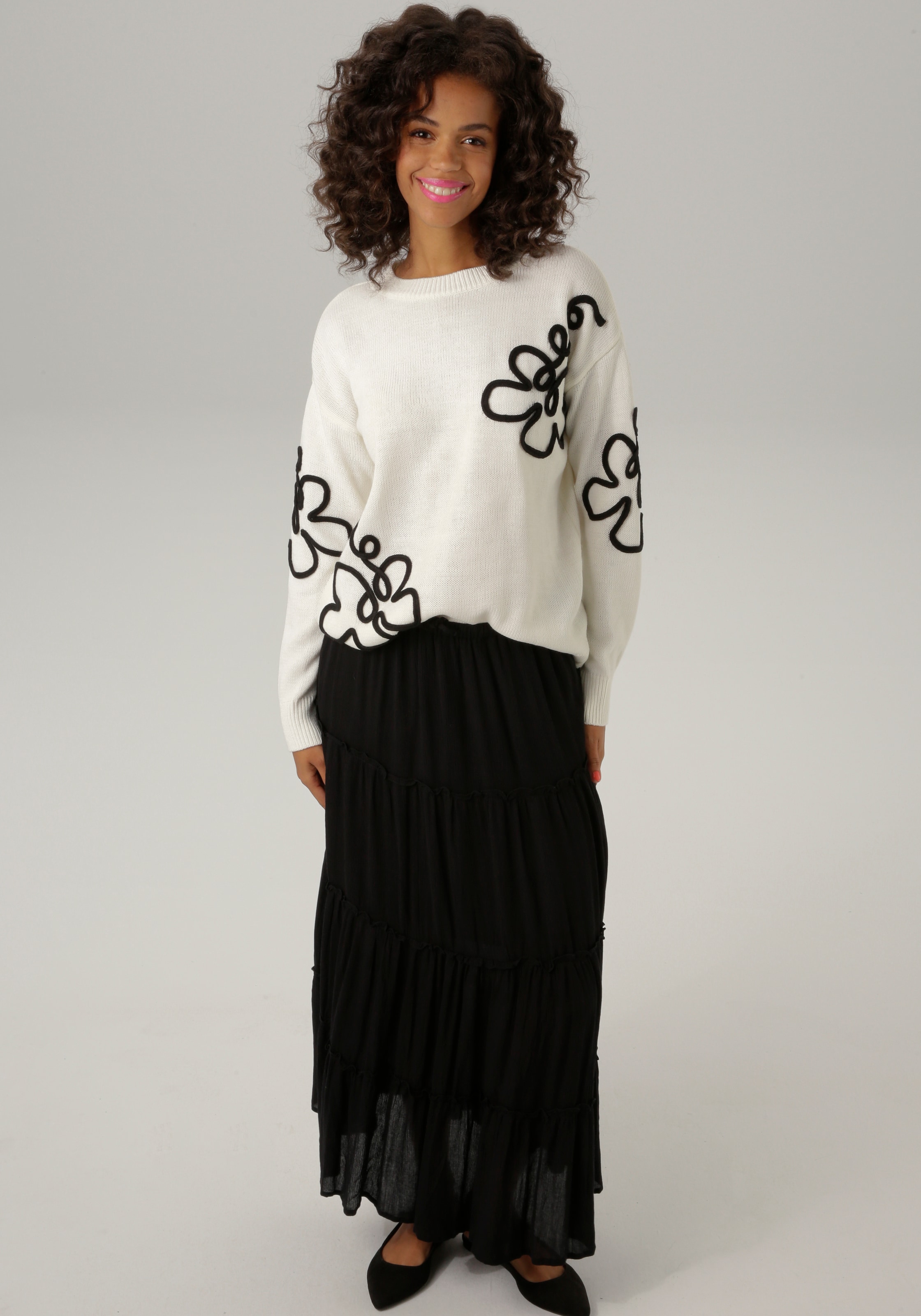 Aniston CASUAL Strickpullover, mit extravaganten Blüten-Applikationen