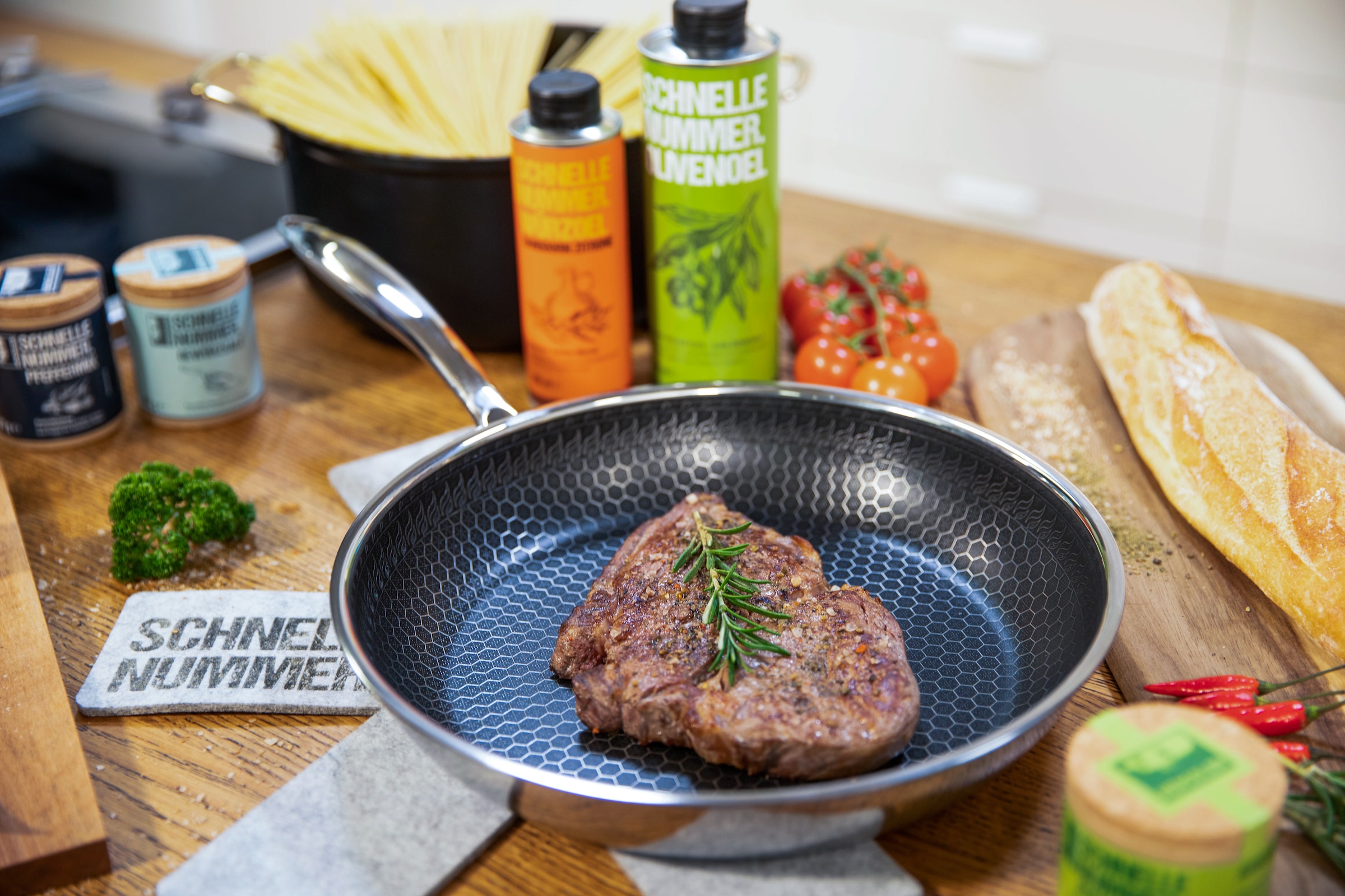 HENSSLERS Pfannen-Set »HENSSLERS Kochbox Deluxe« Edelstahl Set, Pfanne 24 + 28 cm, Mikrofaser-Schwamm-Set 6 tlg., 2x Pfannen-Schoner, 10 Stk. tlg. Exklusives Set für OTTO