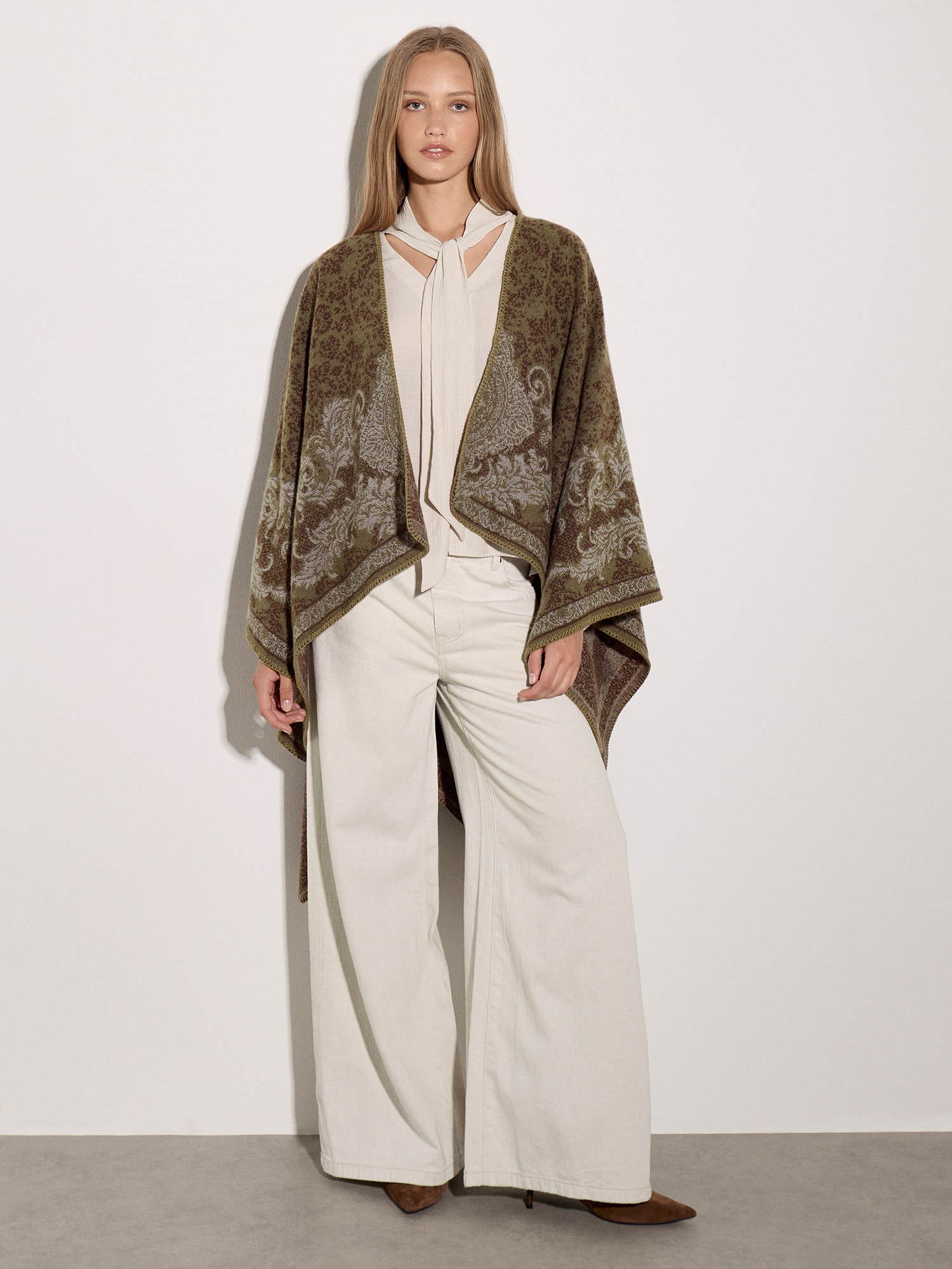 Apricot Cardigan »Bordüren-Cape« mit Paisleydetails
