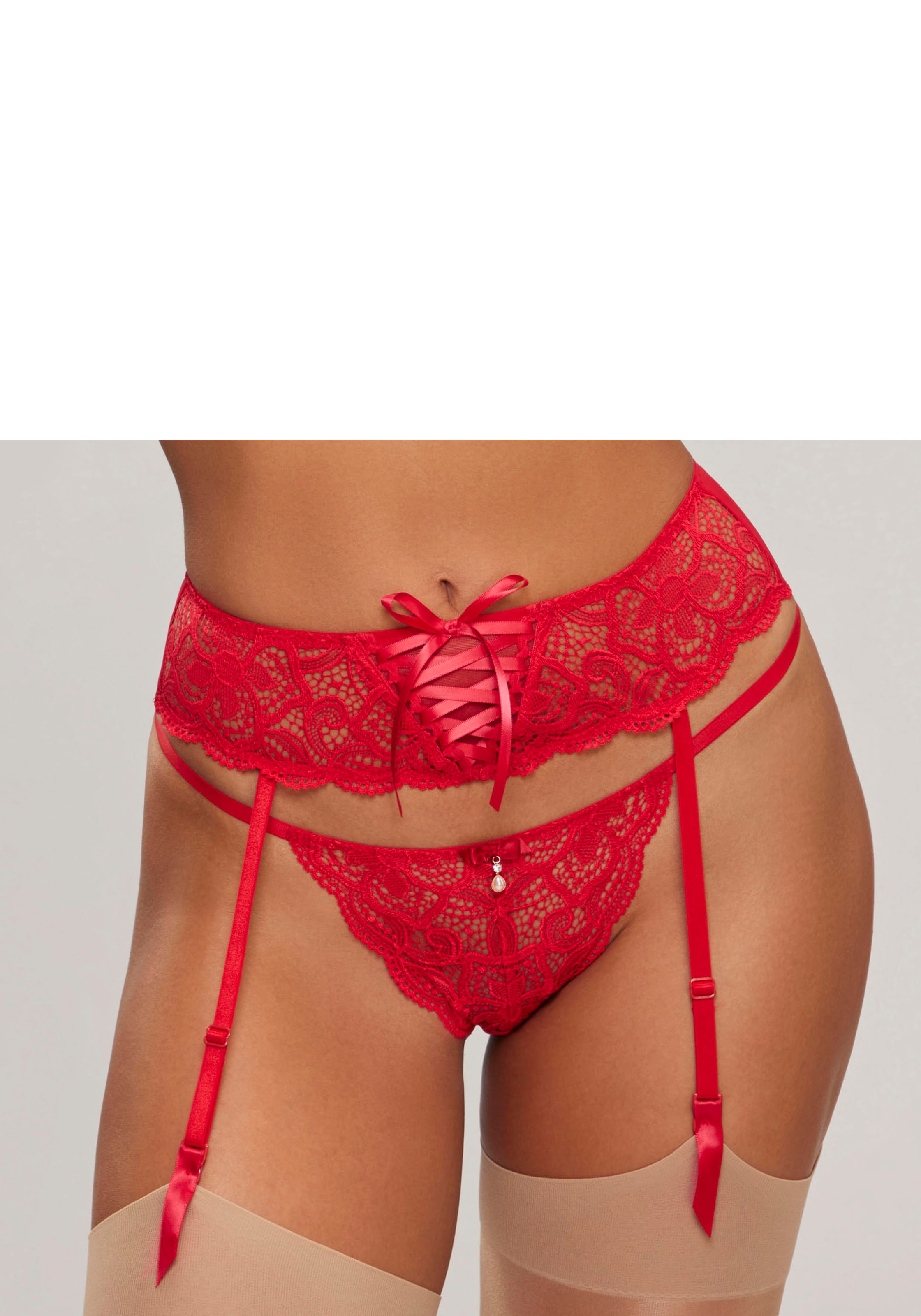 LASCANA String »Nikoletta« aus floraler Spitze mit Accessoire in Perlenoptik