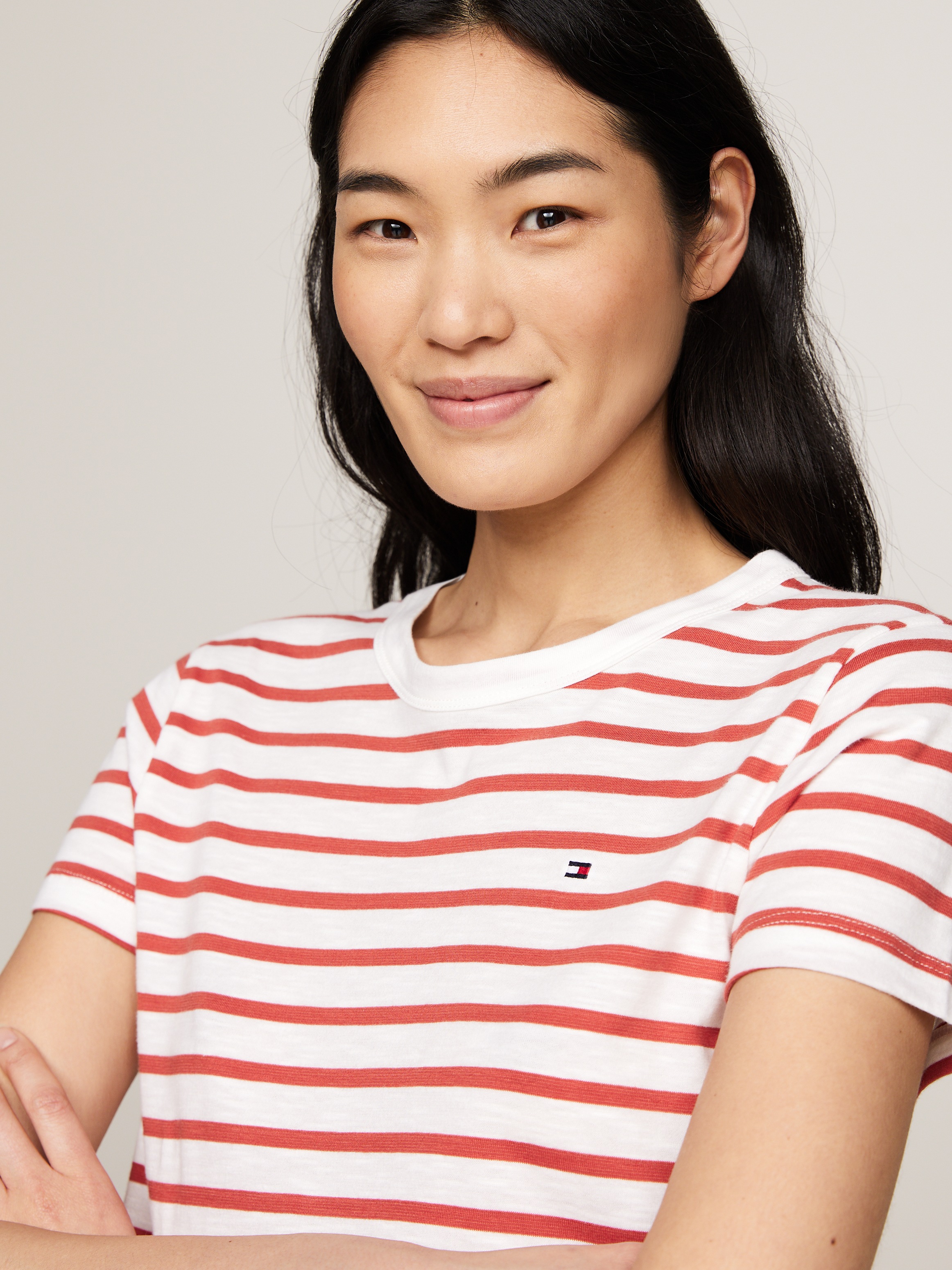 Tommy Hilfiger Rundhalsshirt »1985 SLIM SLUB C-NK SS«, mit Logostickerei