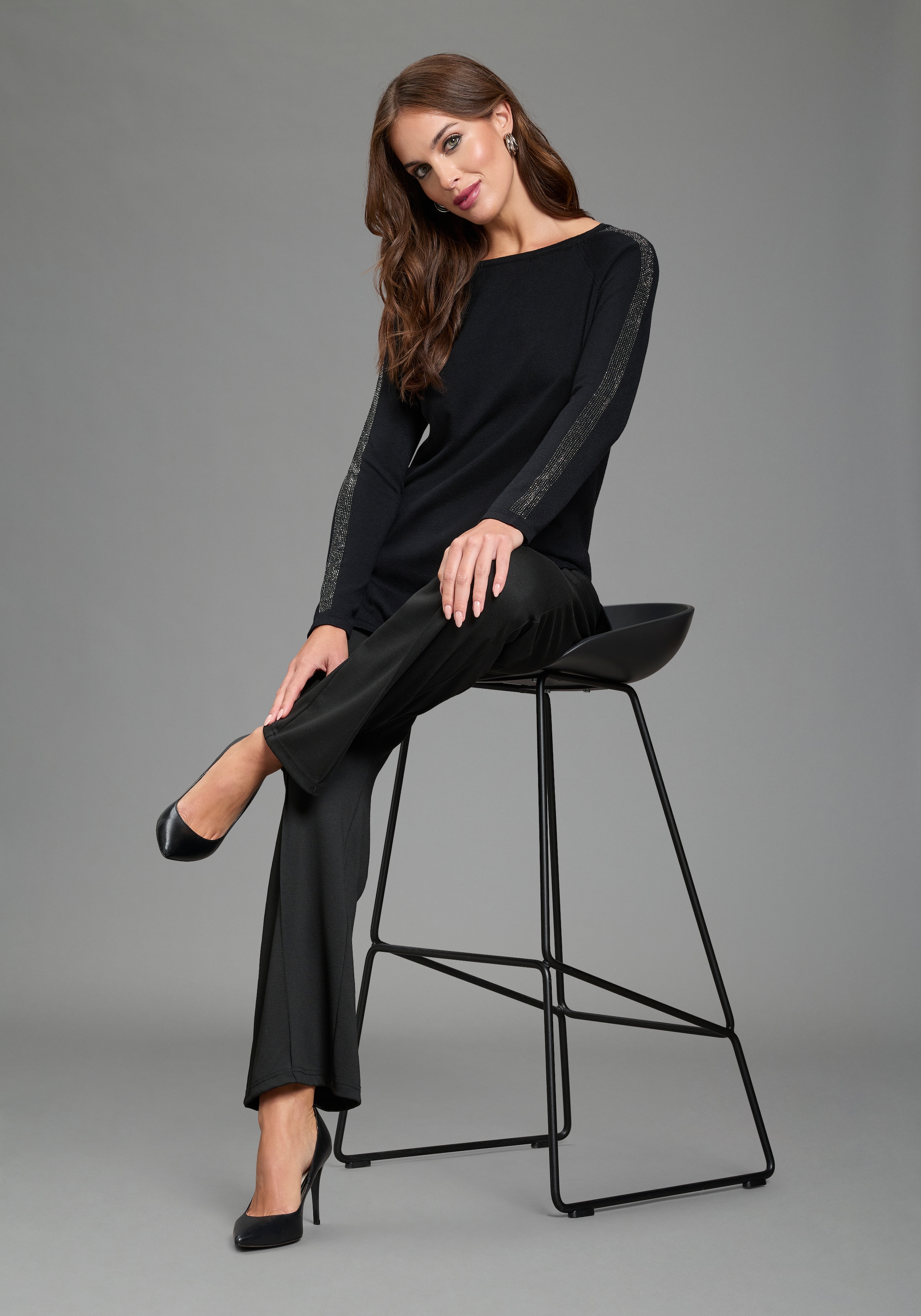 Laura Scott Longpullover mit Glitzersteinen und seitlichen Schlitzen