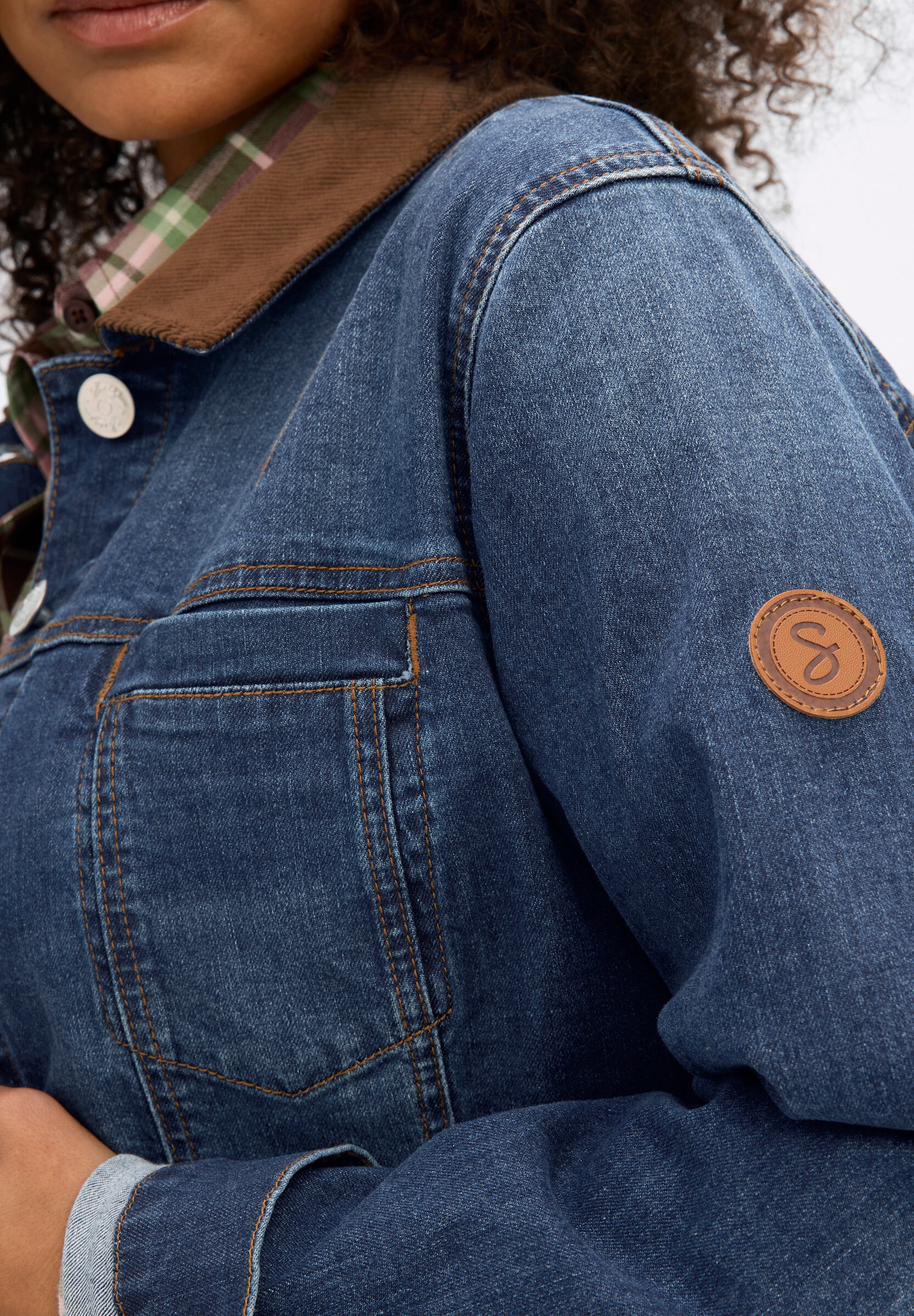 Sheego Jeansjacke »Jeans-Jacke Jeansjacke in leichter Waschung« ohne Kapuze