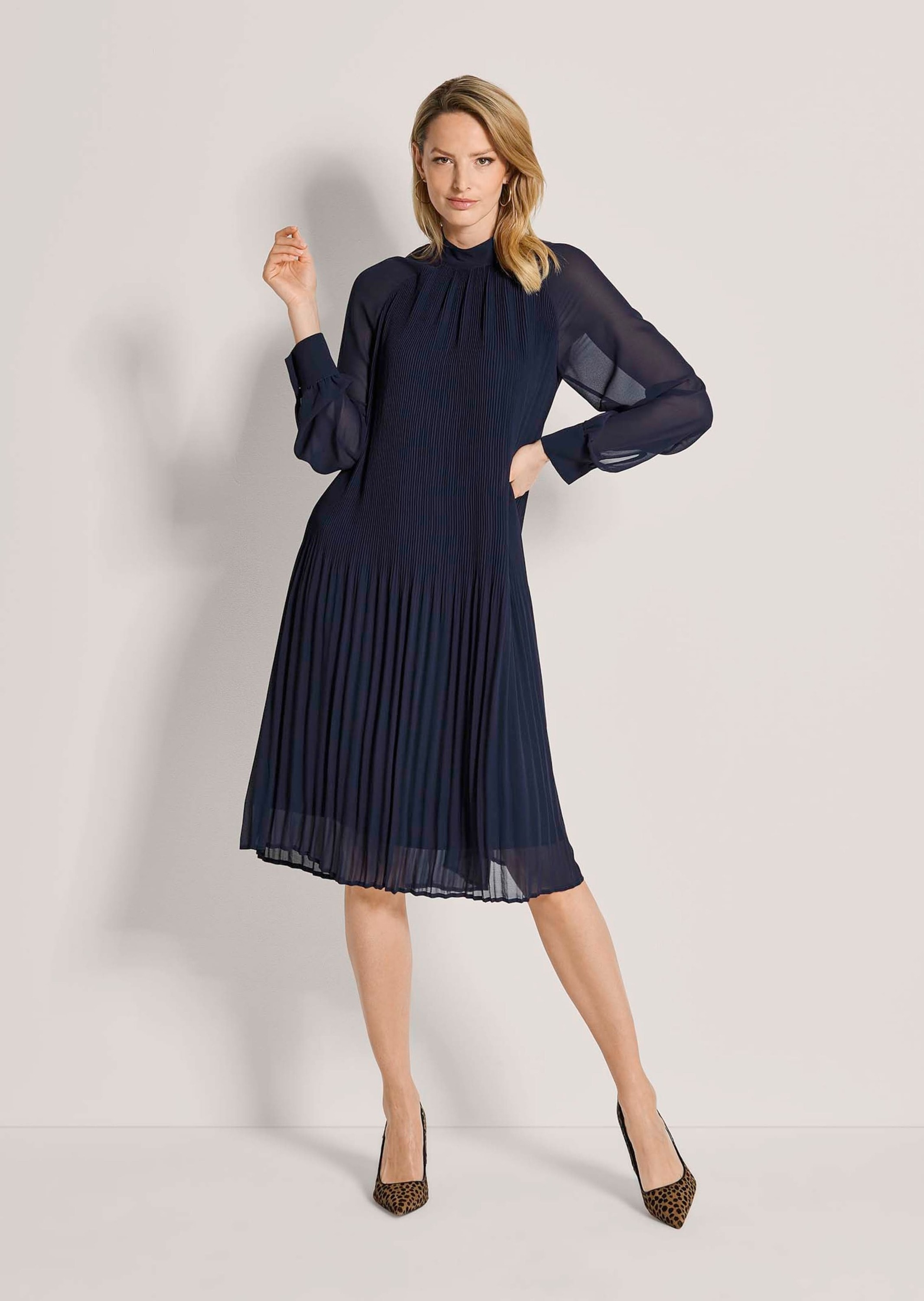 MADELEINE Midikleid »Kleid Plisseekleid mit Stehkragen« Ohne Tasche