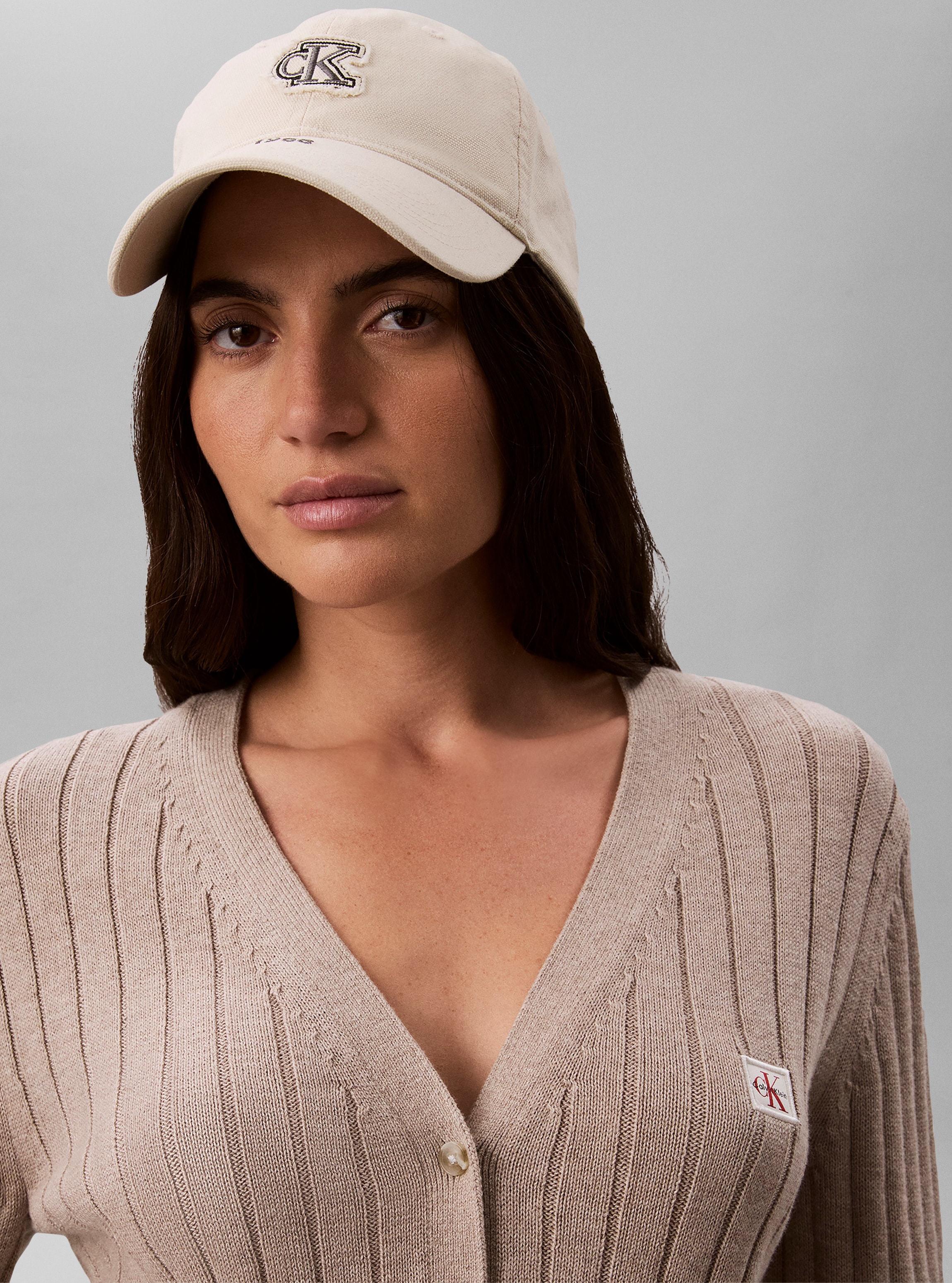 Calvin Klein Jeans V-Ausschnitt-Pullover »WOVEN LABEL CARDIGAN« Regular fit mit V-Ausschnitt