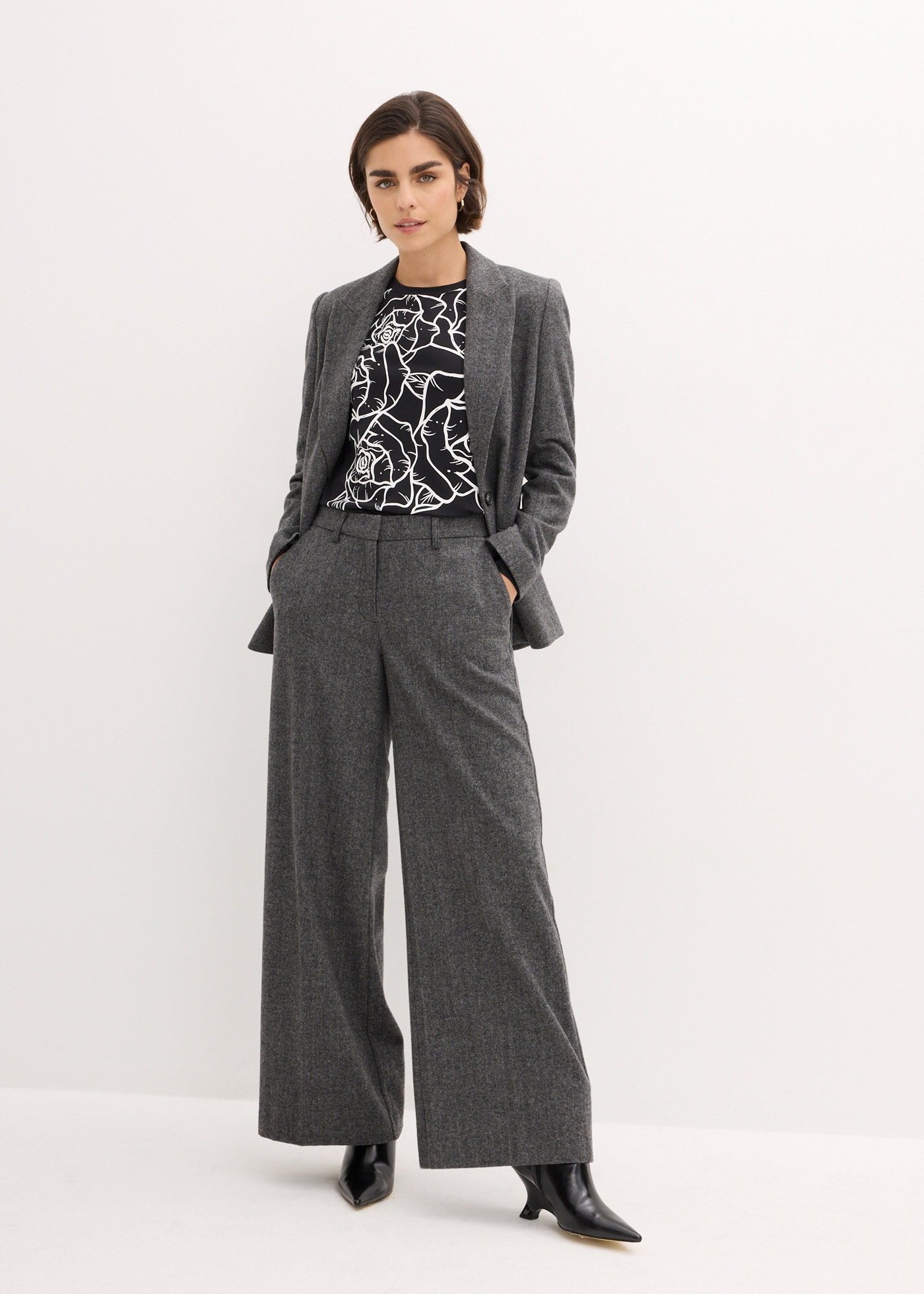 bonprix Langarmshirt »Langarmshirt mit Rosendruck« lockere Passform, mit Rundhalsausschnitt, aus Baumwolle und Elasthan