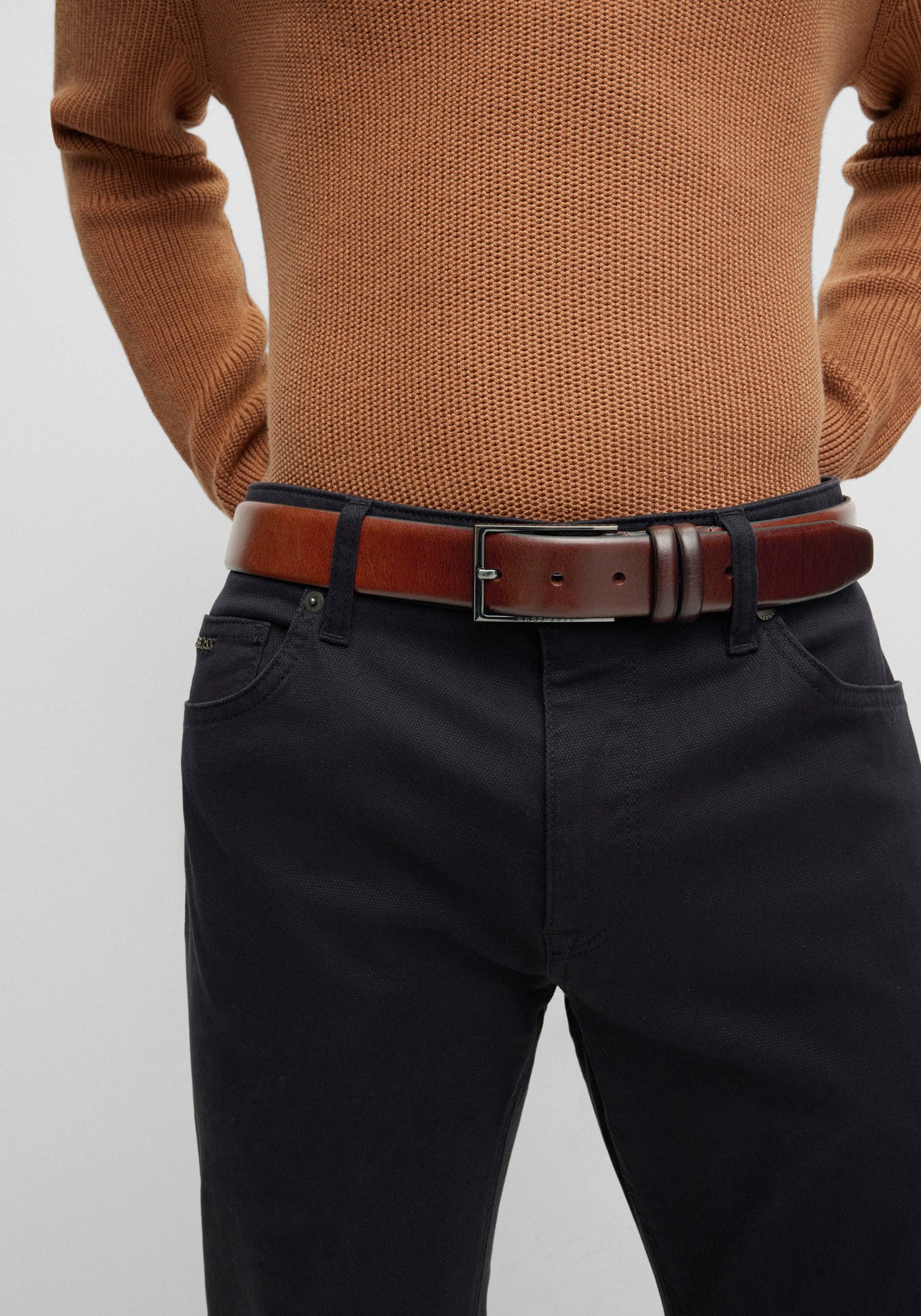 BOSS Ledergürtel »Carmello« aus gegerbtem Leder mit HUGO BOSS Logo-Prägung auf Metallschliesse