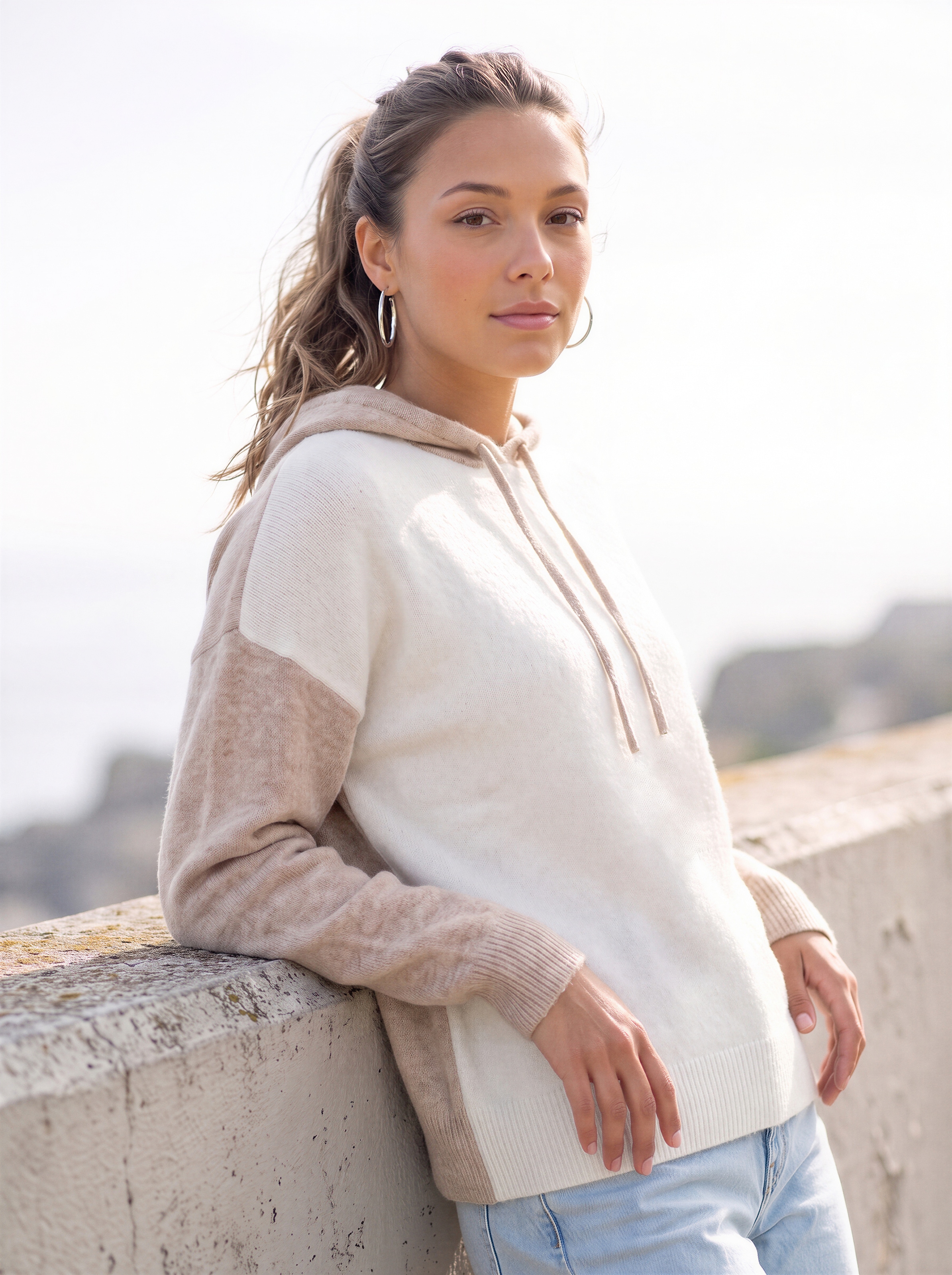 Vivance Kapuzenpullover »in lässiger Colorblock-Optik aus softer Strickware« Pullover mit Kapuze, Kuschelpullover, locker und kaschierender Schnitt