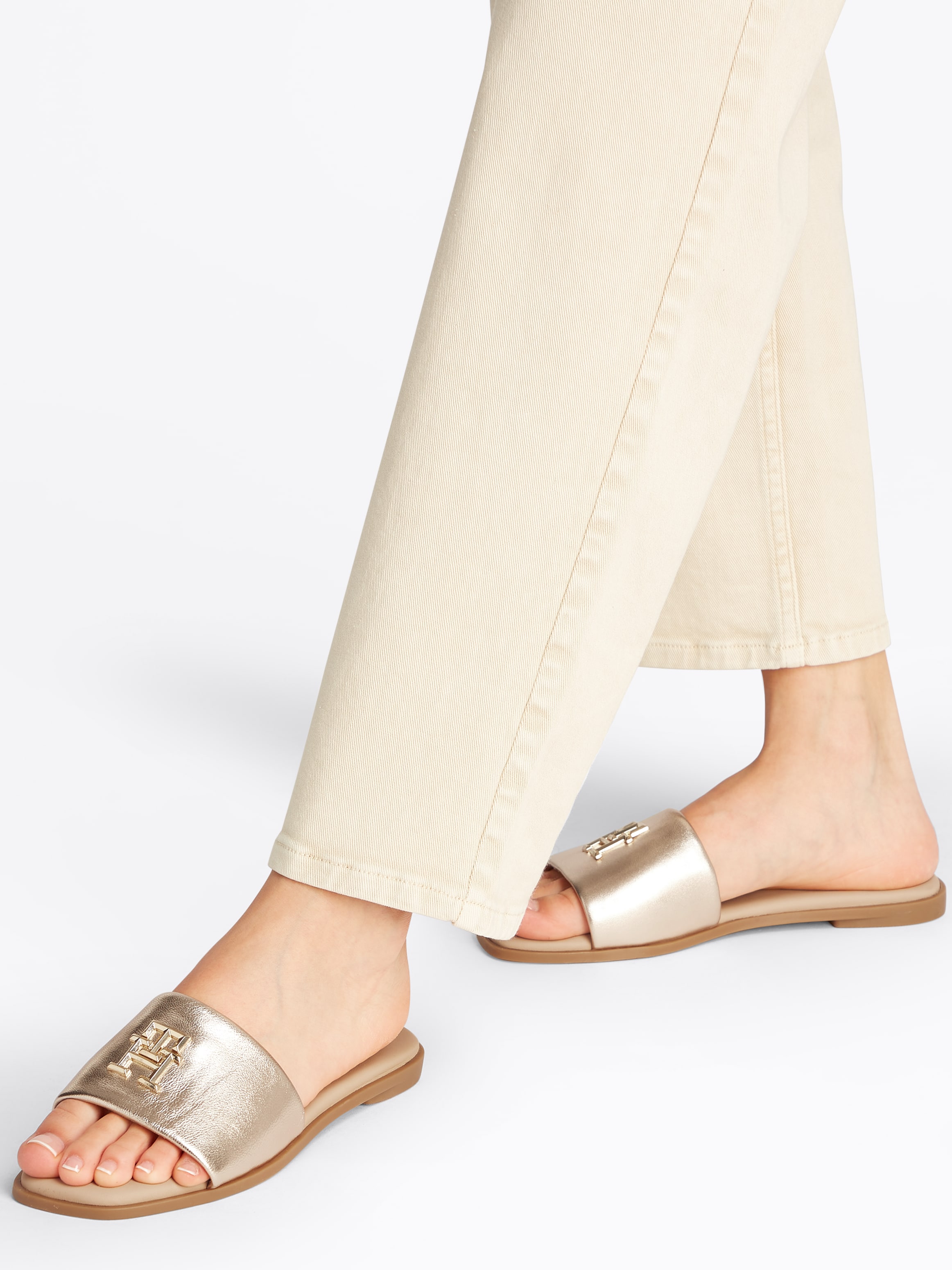 Tommy Hilfiger Pantolette »TH LOGO HW METALLIC LEATHER MULE«, Sommerschuh, Flats, Bequemschuh mit TH-Schmuckelement