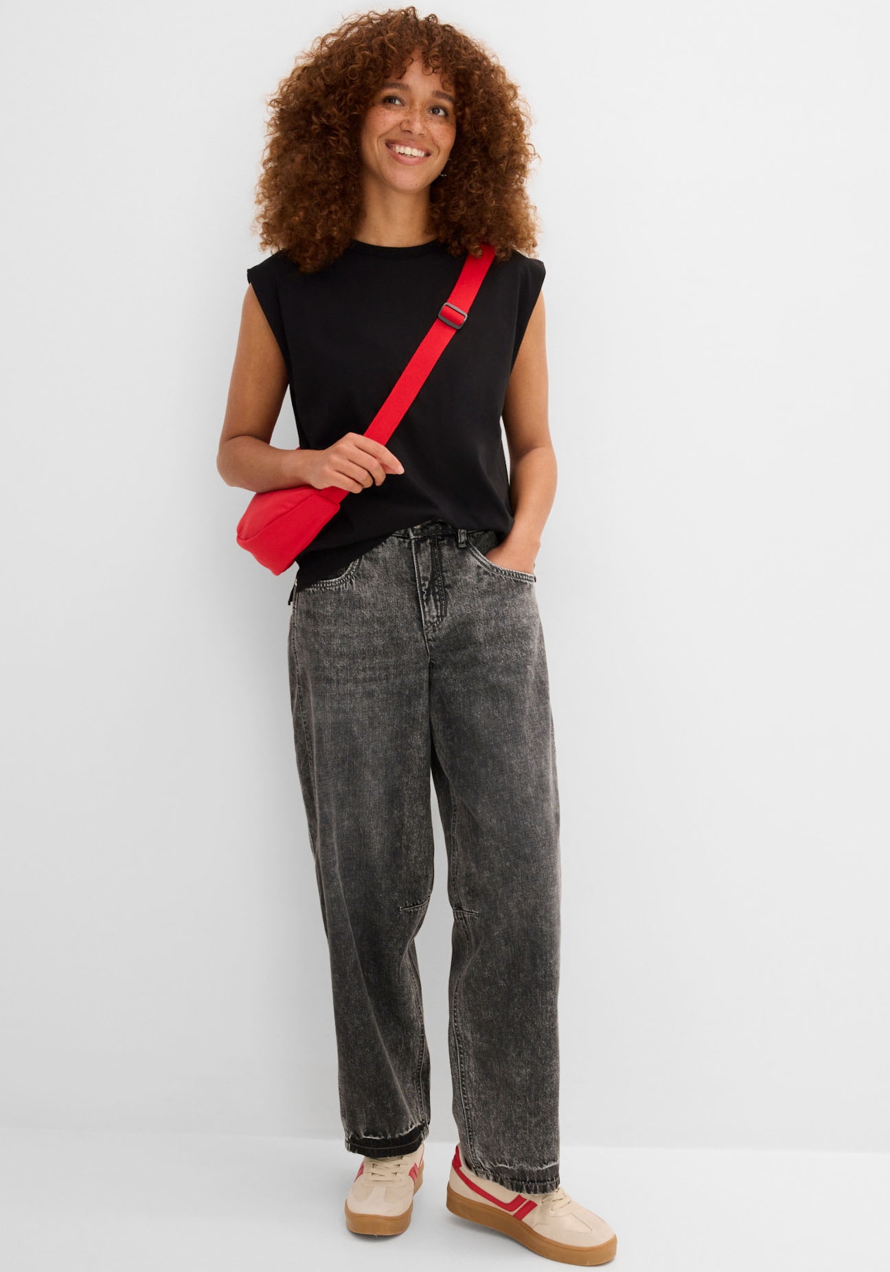 bonprix Oversize-Shirt lässiger Oversize-Schnitt, verstärkte Schulter, ärmellos