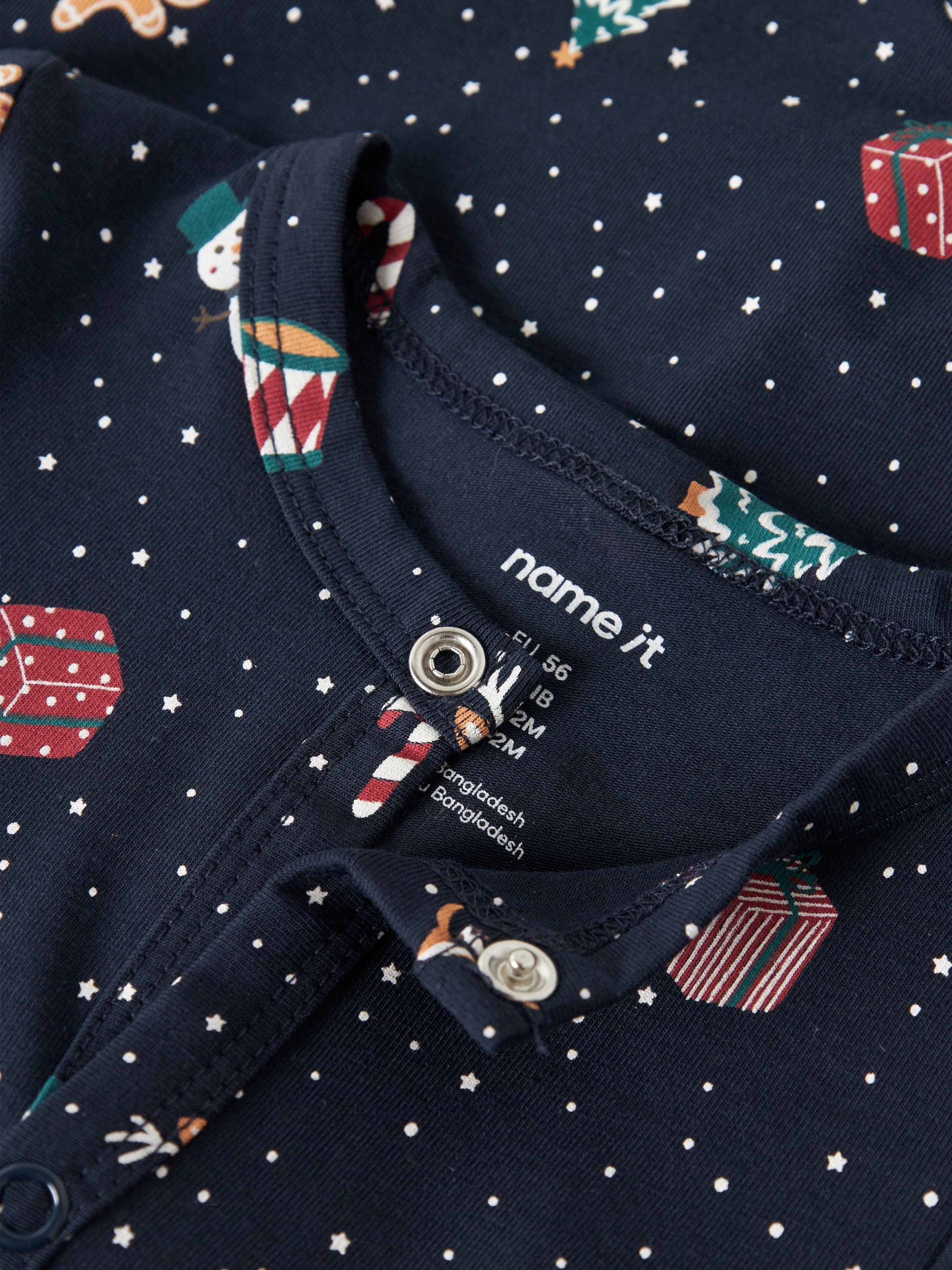 Name It Strampler »NBNVISMAS LS NIGHTSUIT« aus Baumwollmischung, mit elastischem Jersey, Langarm
