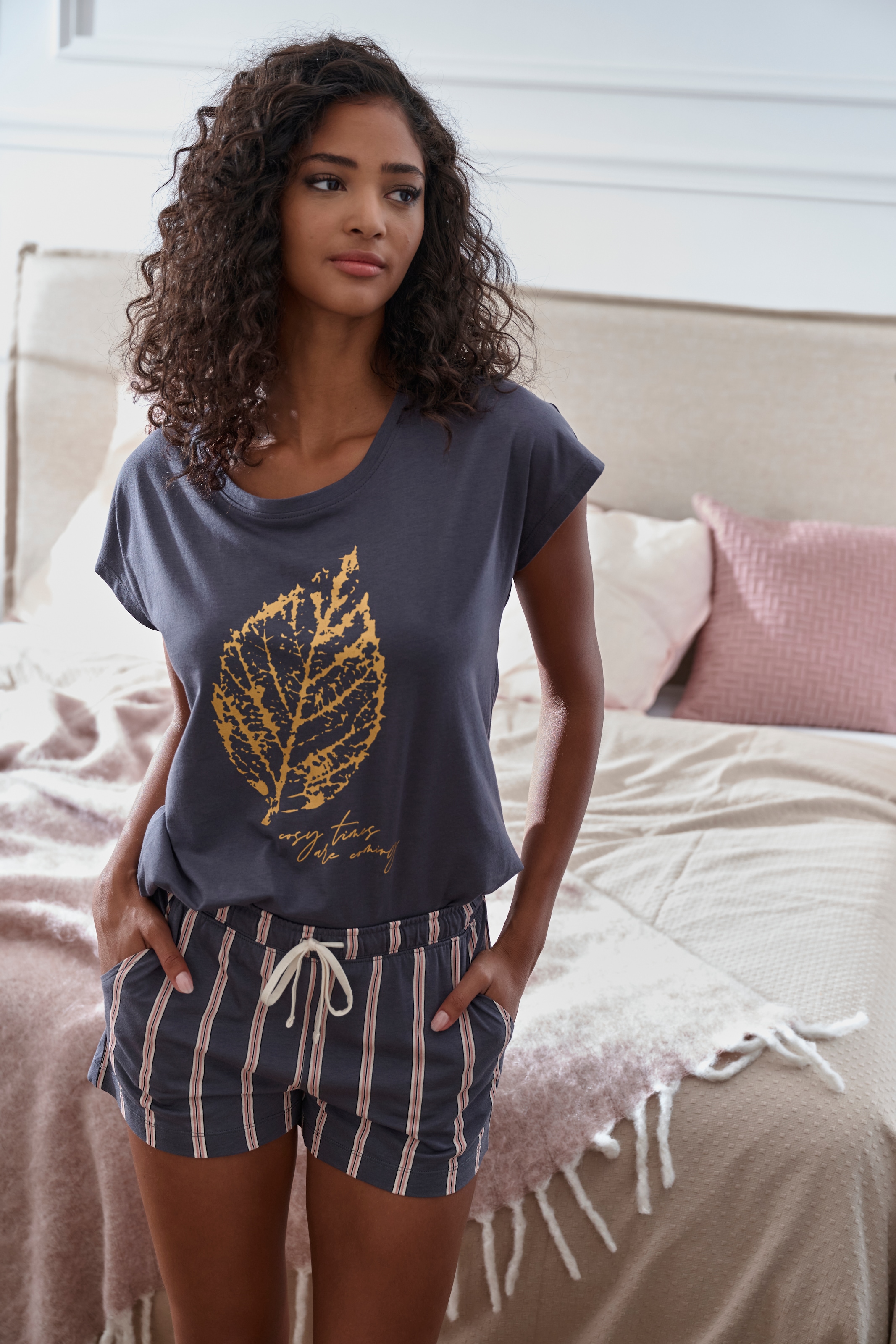 LASCANA Pyjamaoberteil, mit Folienprint