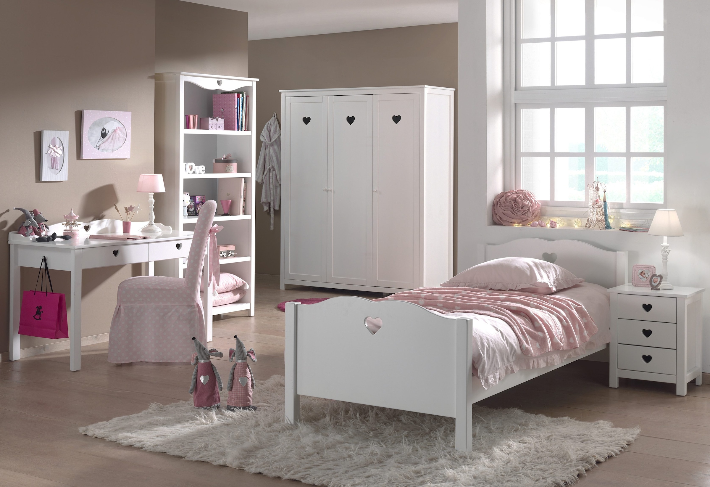 Vipack Schreibtisch »Amori, mit nostalgischer Herz-Optik, 2 Schubladen«, (B/H/T ca. 130x70/84x60cm, weiß lackiert mit Herz-Ausschnitten), große Schreibplatte, darunter 2 Schubladen für Schreibutensilien