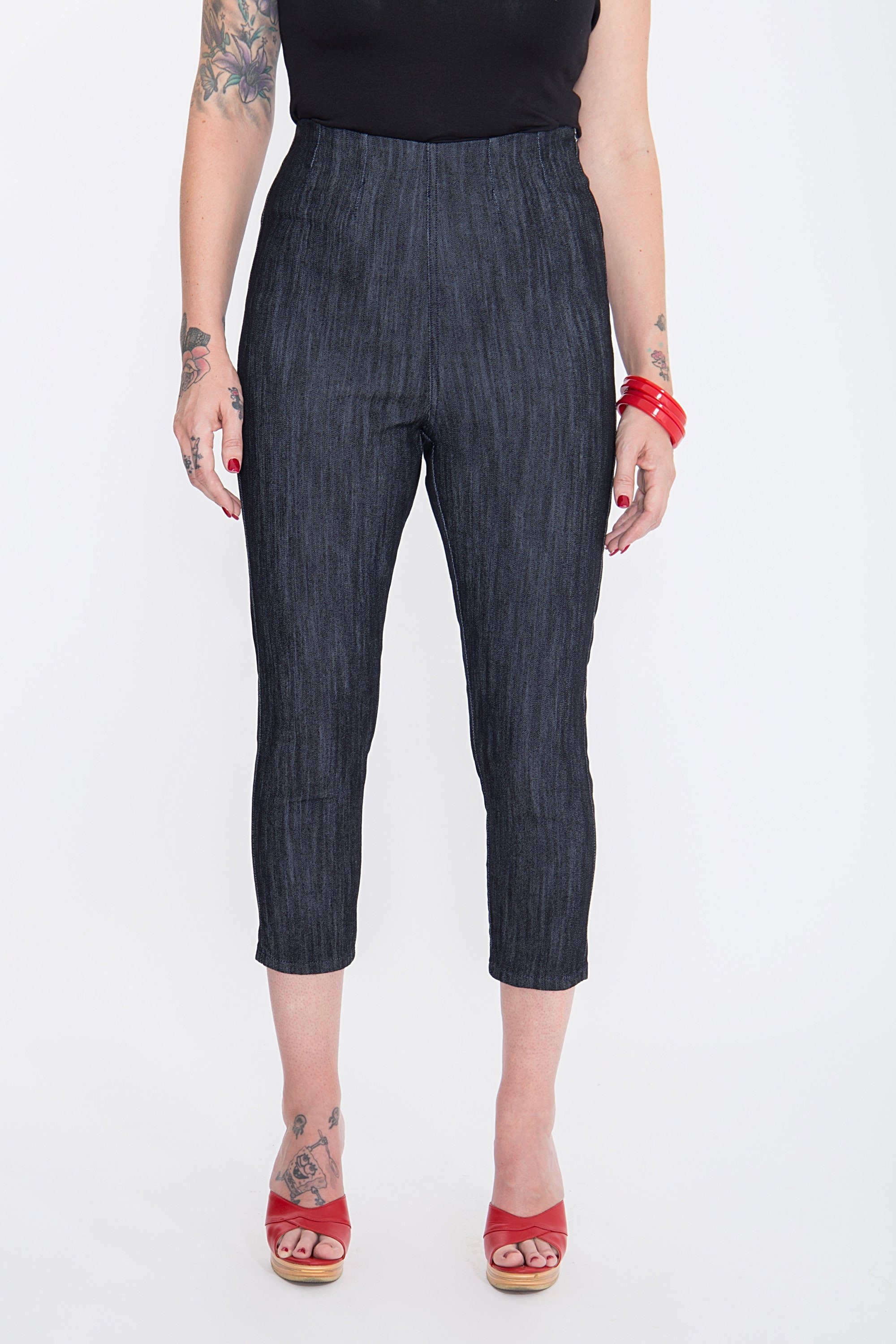 QueenKerosin Caprihose »Wild & Free«, mit angesagter Rosenstickerei