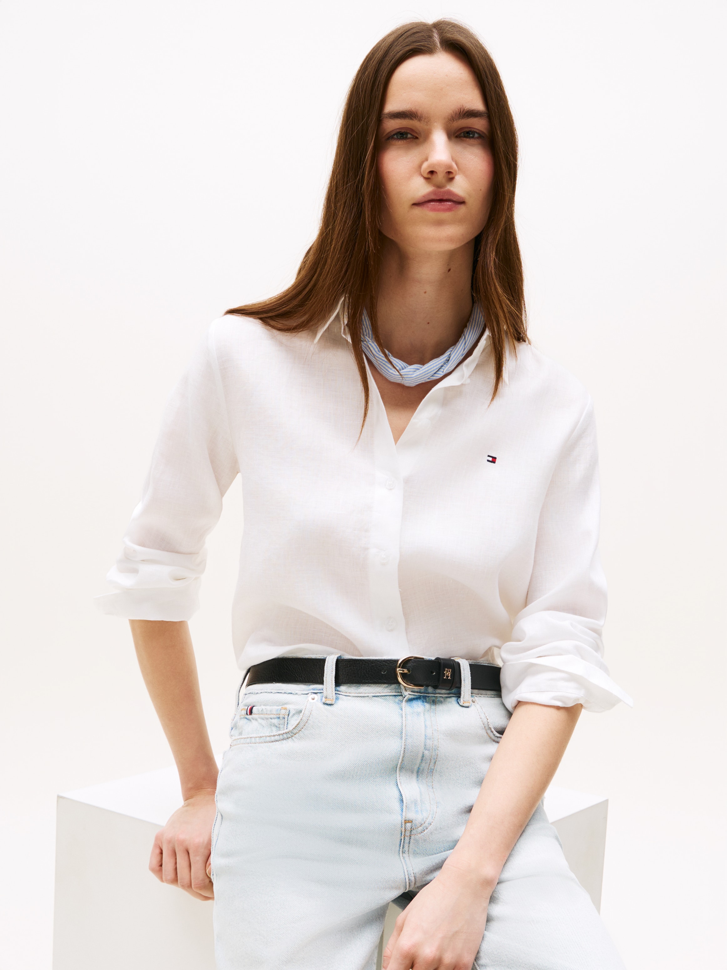 Tommy Hilfiger Hemdbluse »ESS LINEN RELAXED SHIRT« mit Logostickerei ,kühlendes Premium Leinen