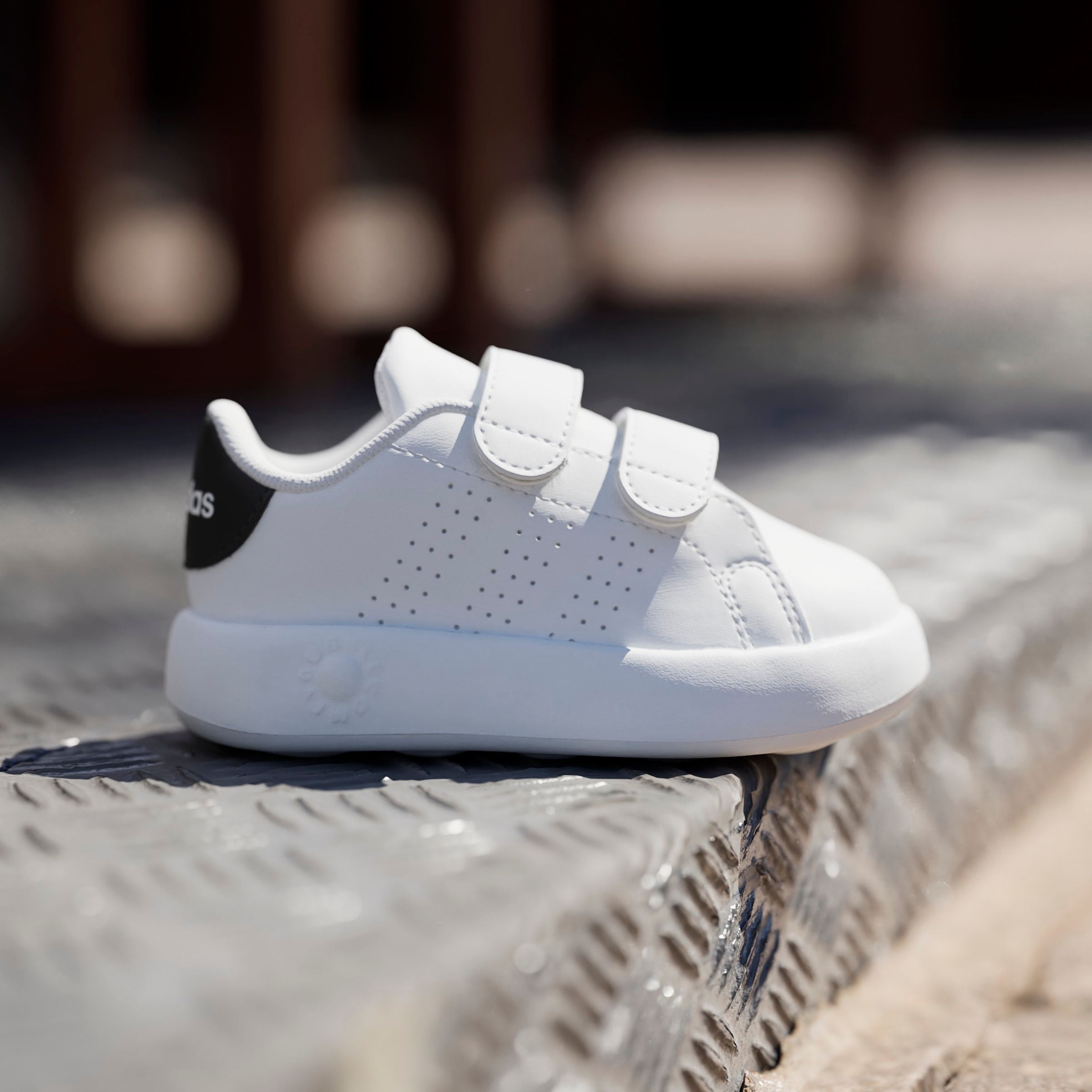 adidas Sportswear Klettschuh »ADVANTAGE KIDS«, Design auf den Spuren des adidas Stan Smith, für Kinder