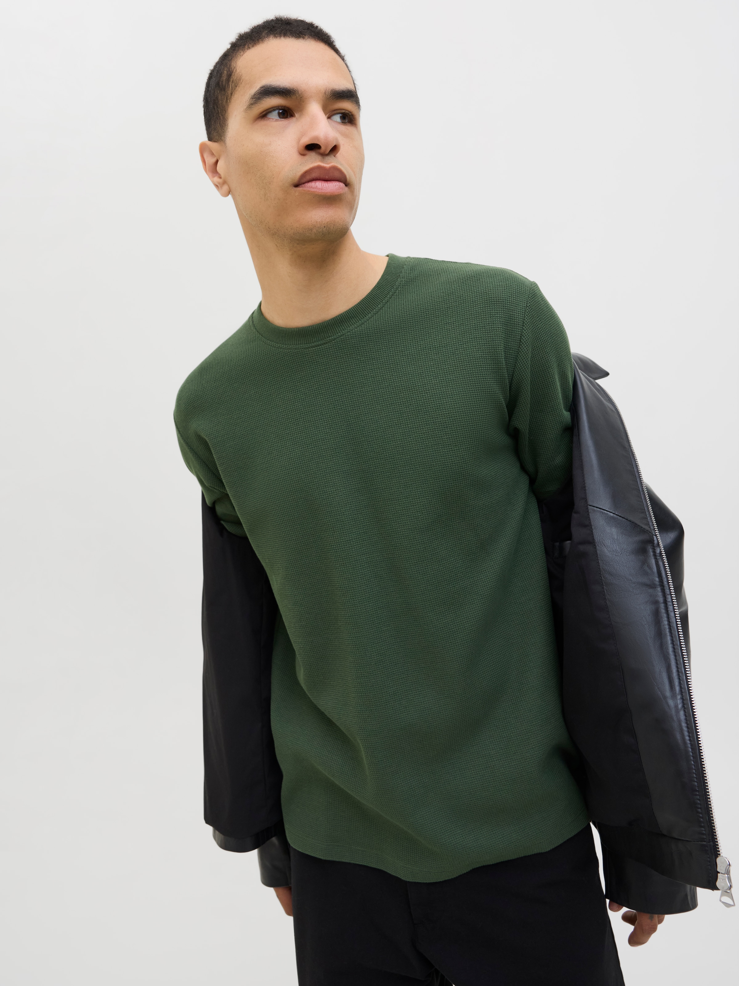 Jack & Jones T-Shirt »JJEAUSTIN TEE SS NOOS«, mit Markenlabel