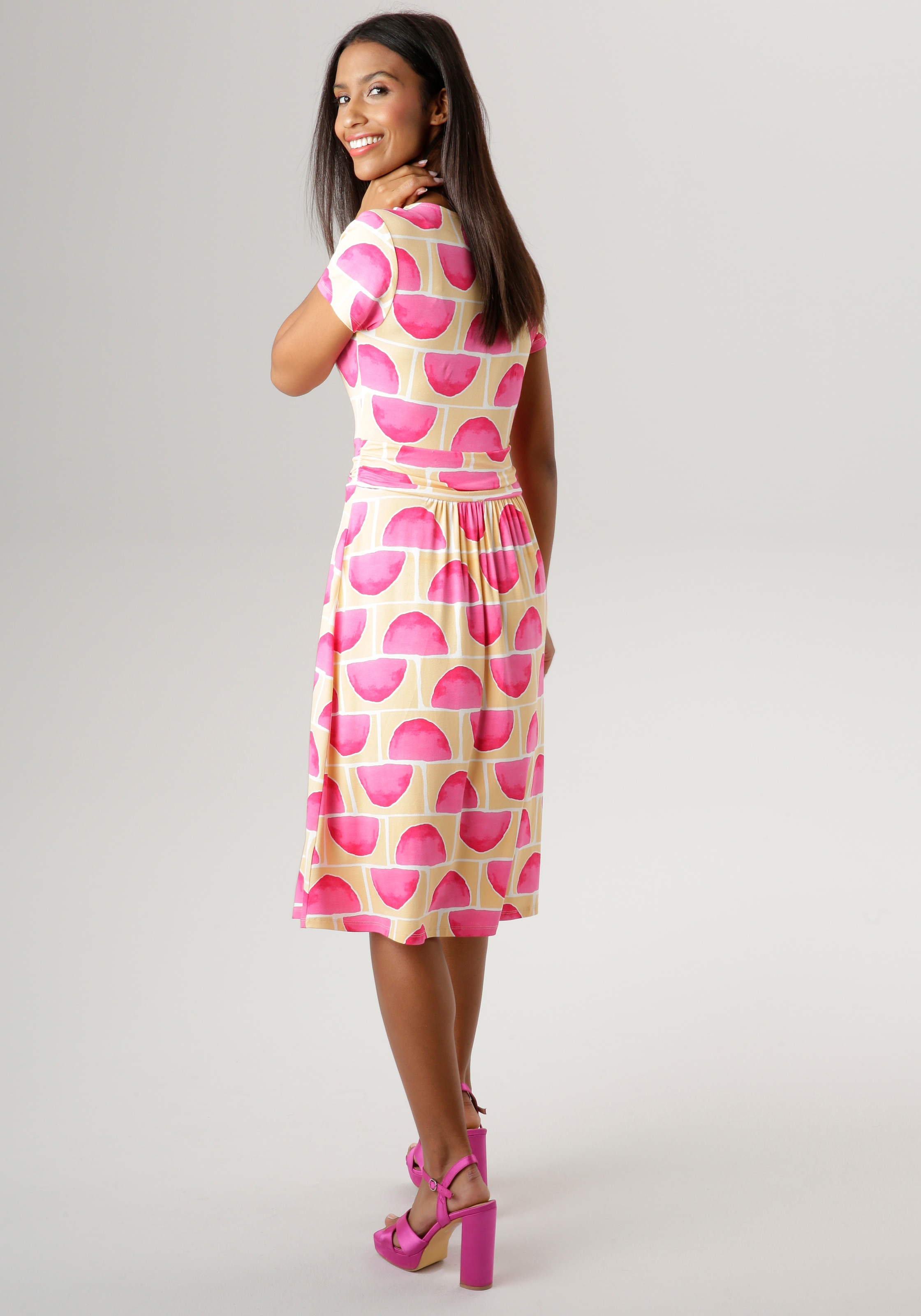 Taille Sommerkleid, mit SELECTED OTTOversand NEUE KOLLEKTION in Falten der eingelegten Aniston bei -