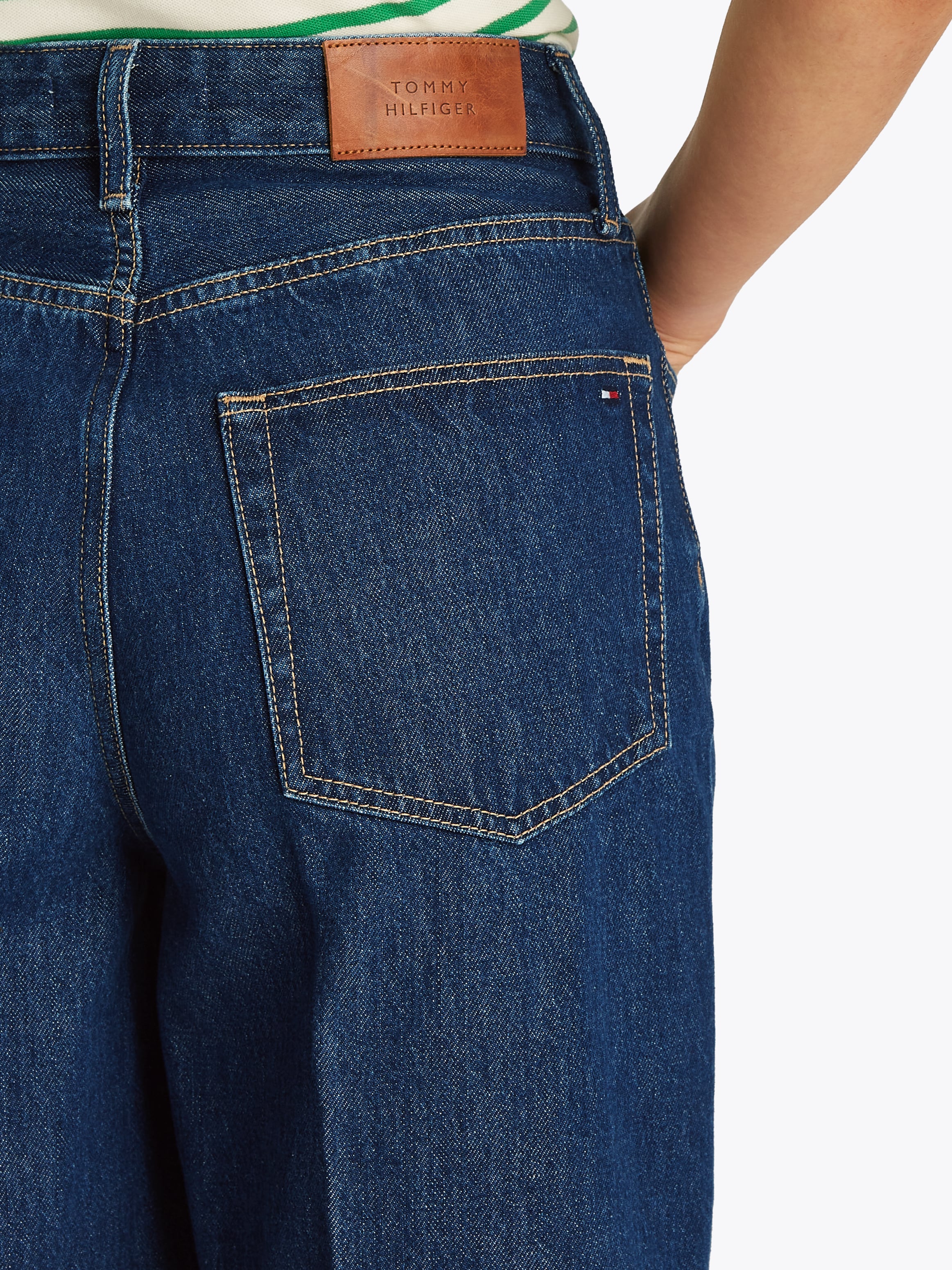 Tommy Hilfiger Weite Jeans »WIDE LEG HW LOU«, mit Logo-Badge, mit Nieten, mit Bügelfalten