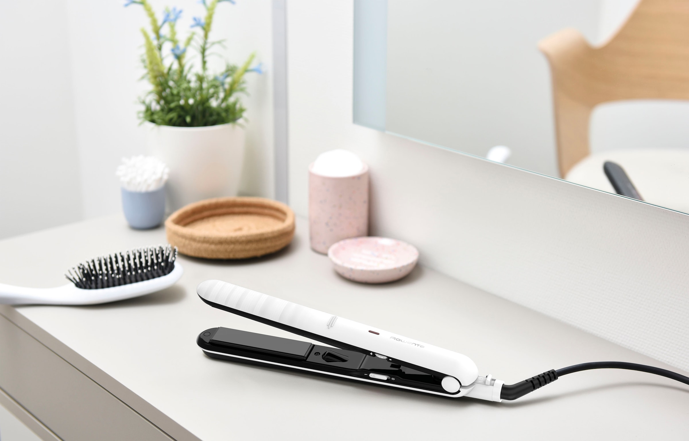 Rowenta Glätteisen »Optiliss Haarglätter, bis 230°C, Keramikbeschichtung,« Keramik-Beschichtung 10 Temperatureinstellungeen, Aufheizen in 30 Sek., weiß, SF3210