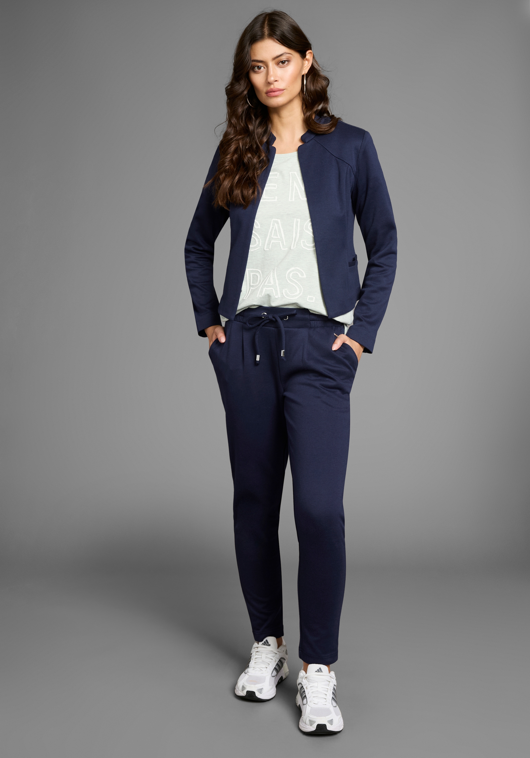 Laura Scott Kurzblazer, im sportiven Look