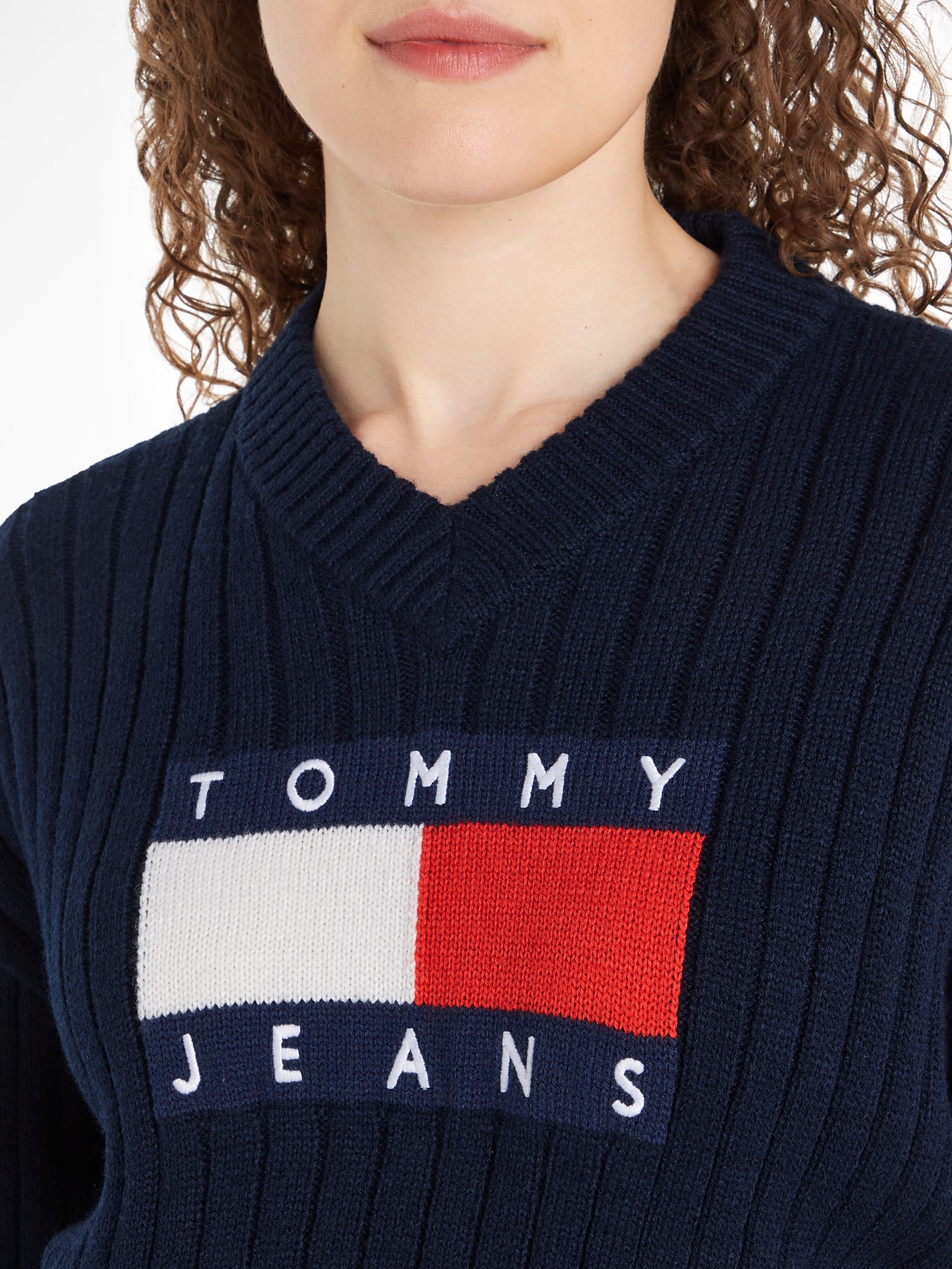 Tommy Jeans Strickpullover »TJW VNCK CENTER FLAG SWEATER EXT«, mit Tommy Jeans Center Logo-Flag