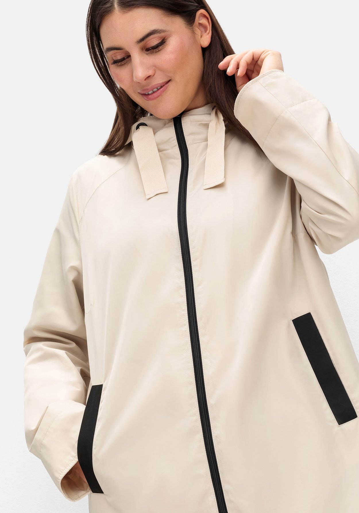 Sheego Outdoorjacke »Kapuzenjacke in leichter Qualität, mit Kontrastdetails«, mit Kapuze