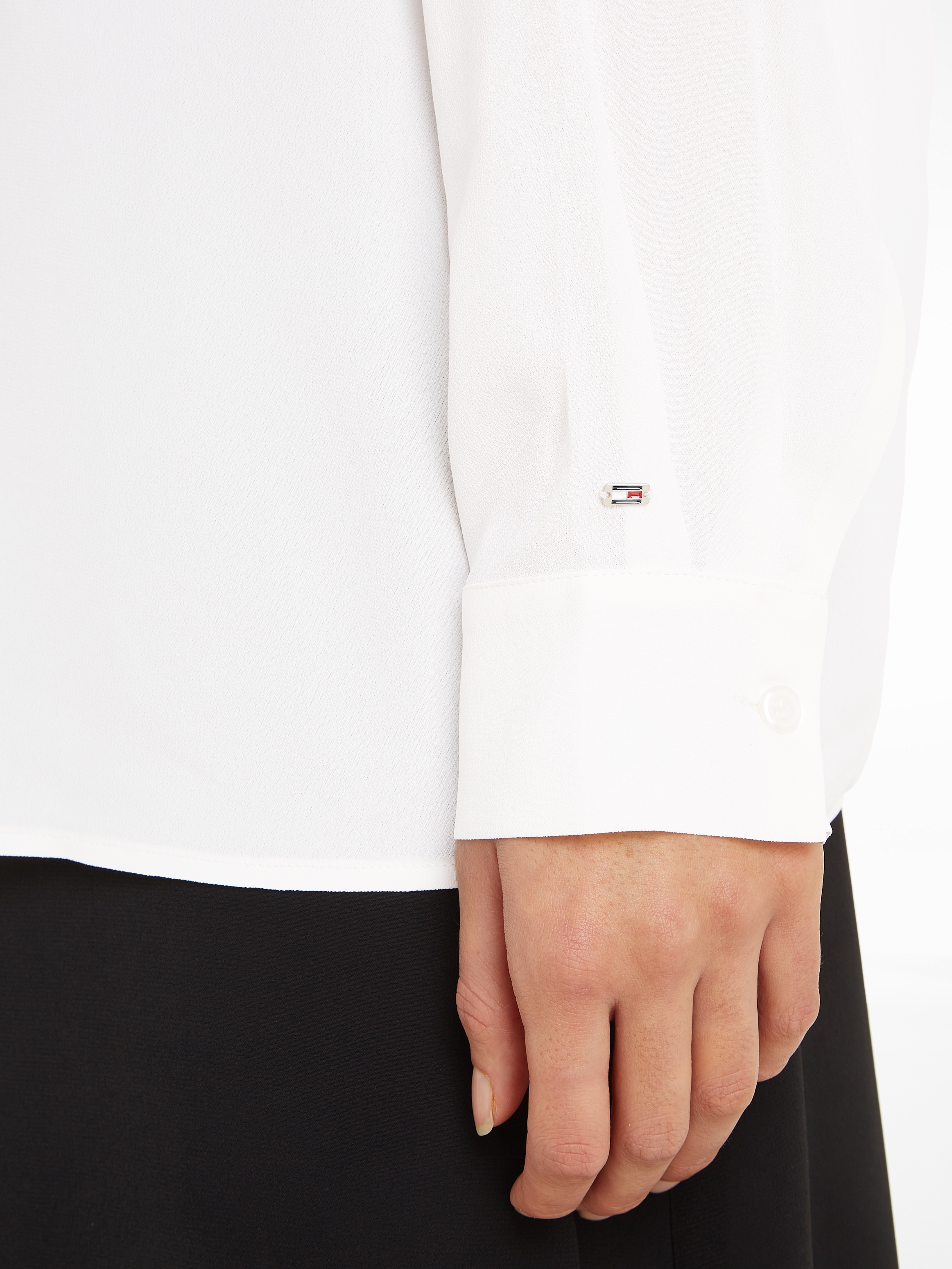 Tommy Hilfiger Hemdbluse »VISCOSE CREPE FLUID SHIRT LS«, mit kleinem Markenlabel auf dem Ärmelabschluss