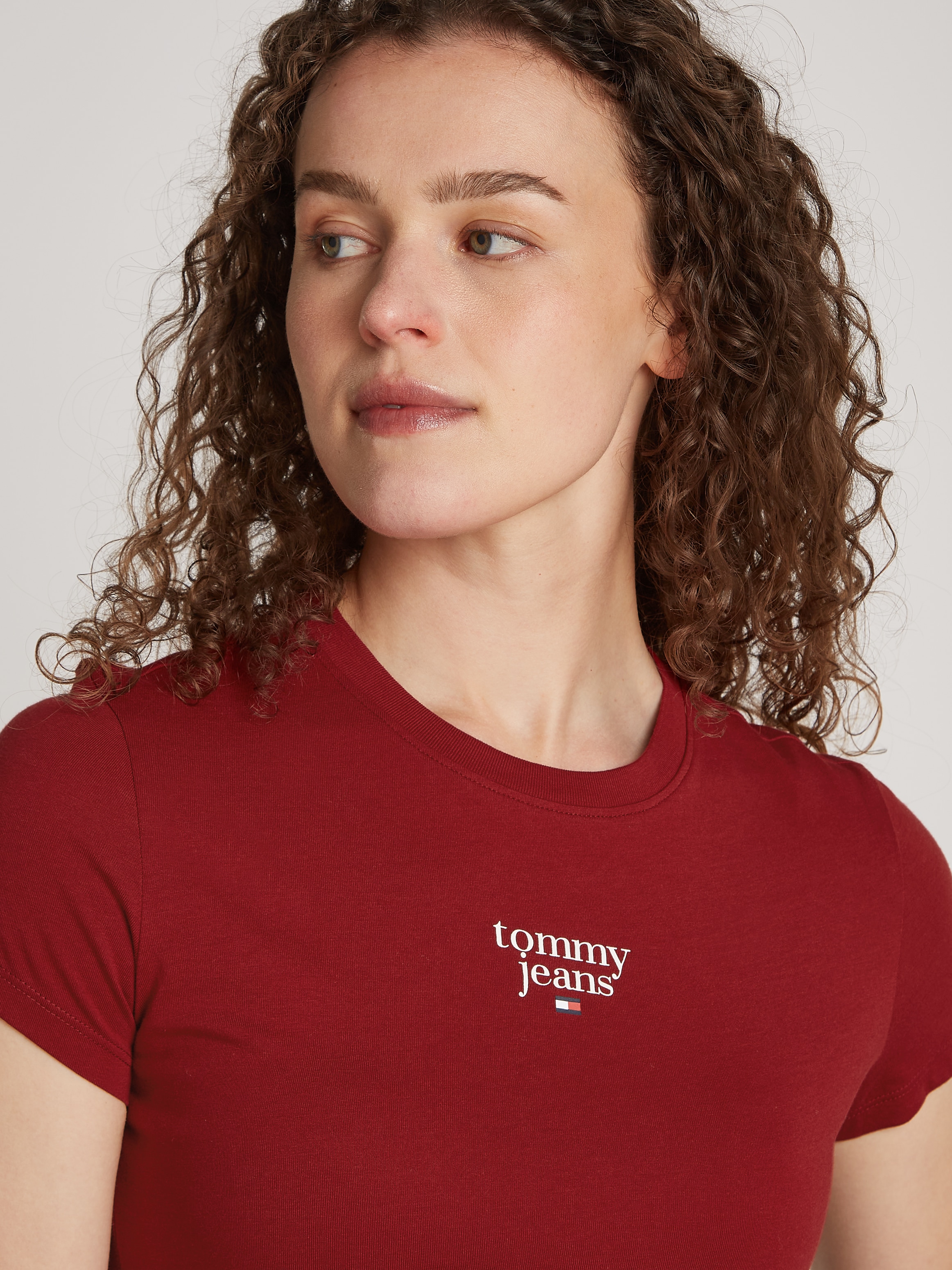 Tommy Jeans Curve T-Shirt »TJW SLIM ESSENTIAL LOGO1 TEE EXT«, in Großen Größen mit Logoschriftzug