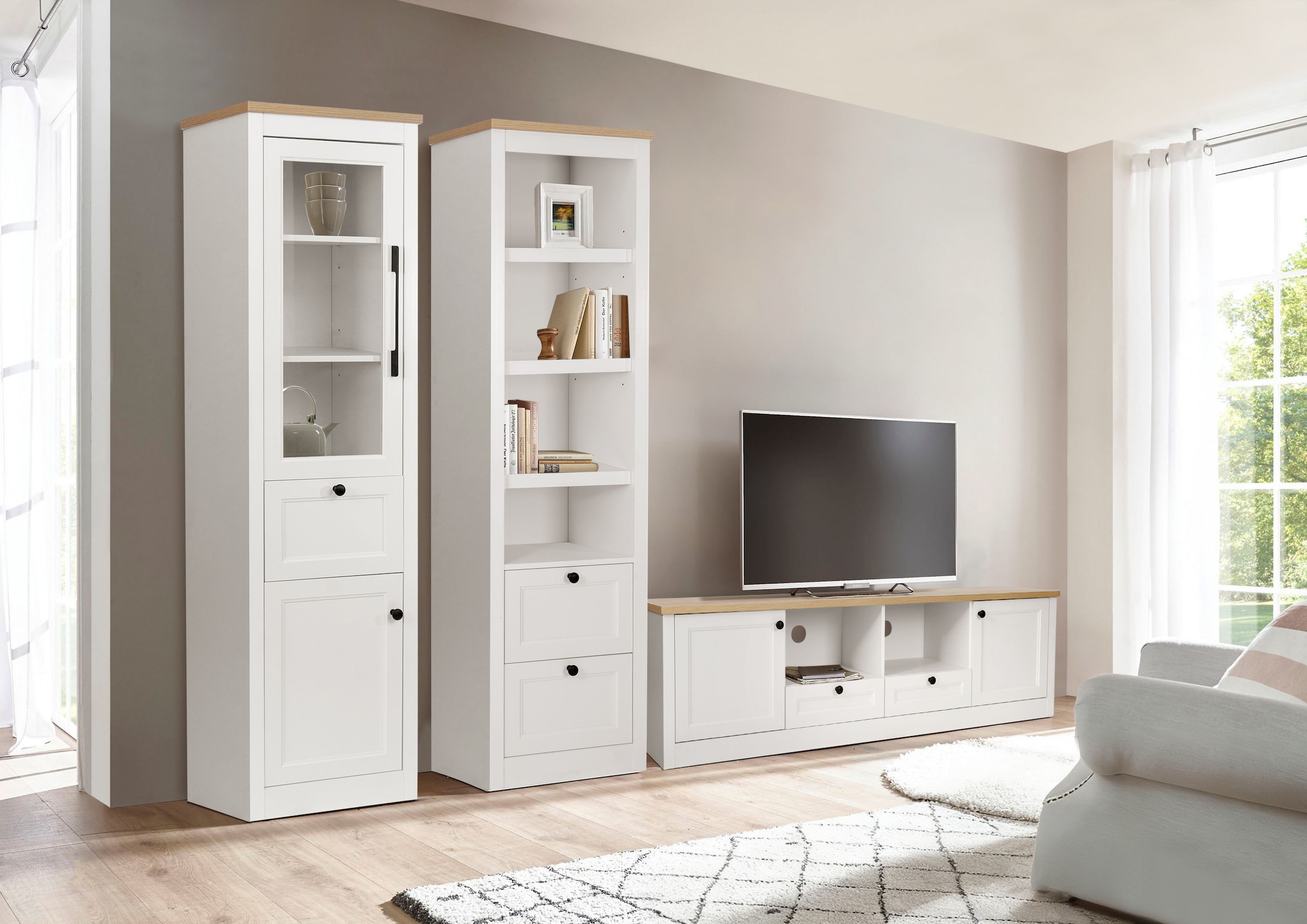 OTTO home Vitrine »Rigny« aus MDF, mit Holz-Zierleiste, schwarzem Metallgriff