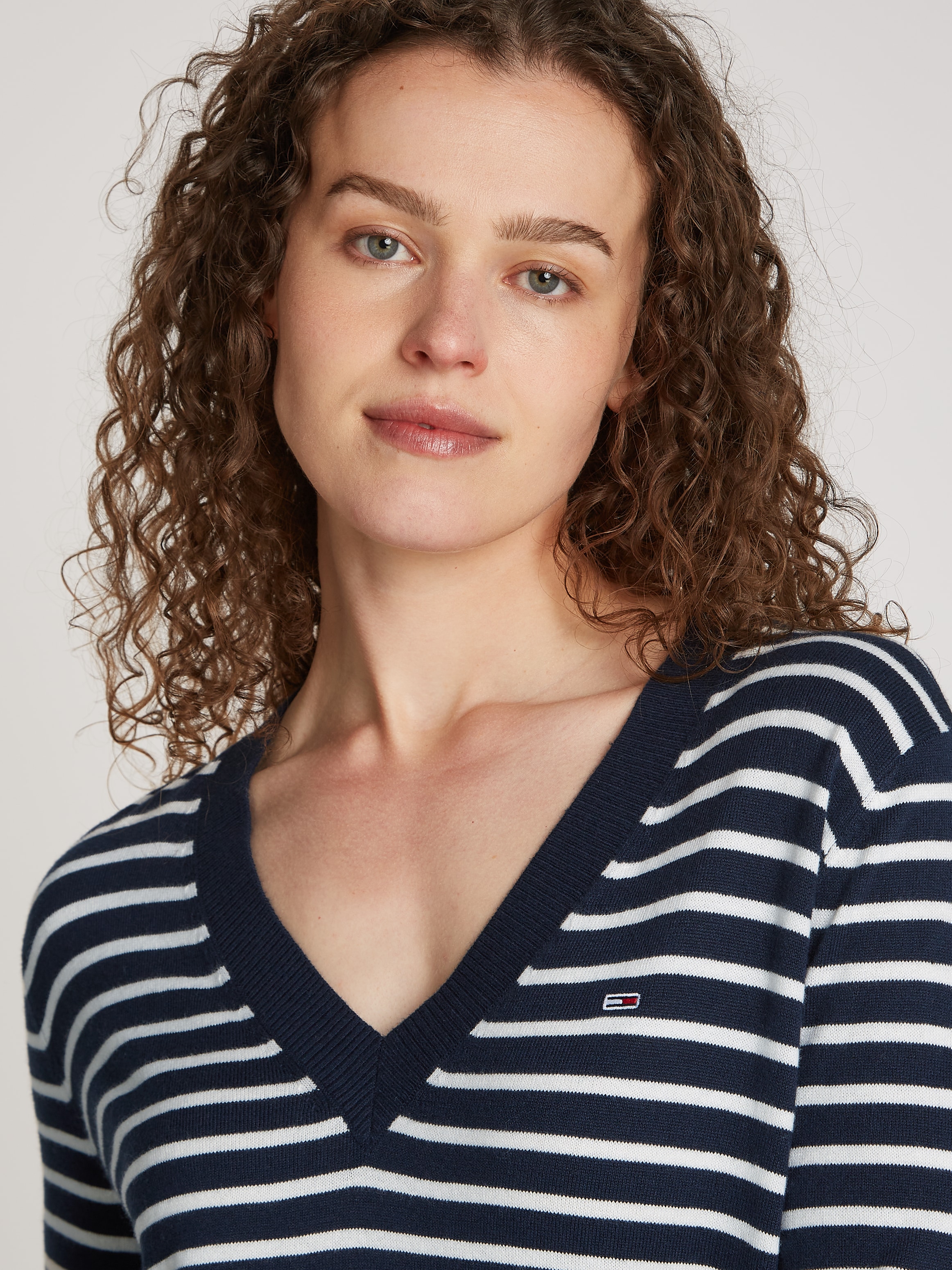 Tommy Jeans Curve V-Ausschnitt-Pullover »TJW ESSENTIAL VNECK SWEATER EXT«, in Großen Größen, V-Ausschnitt, mit Viskose