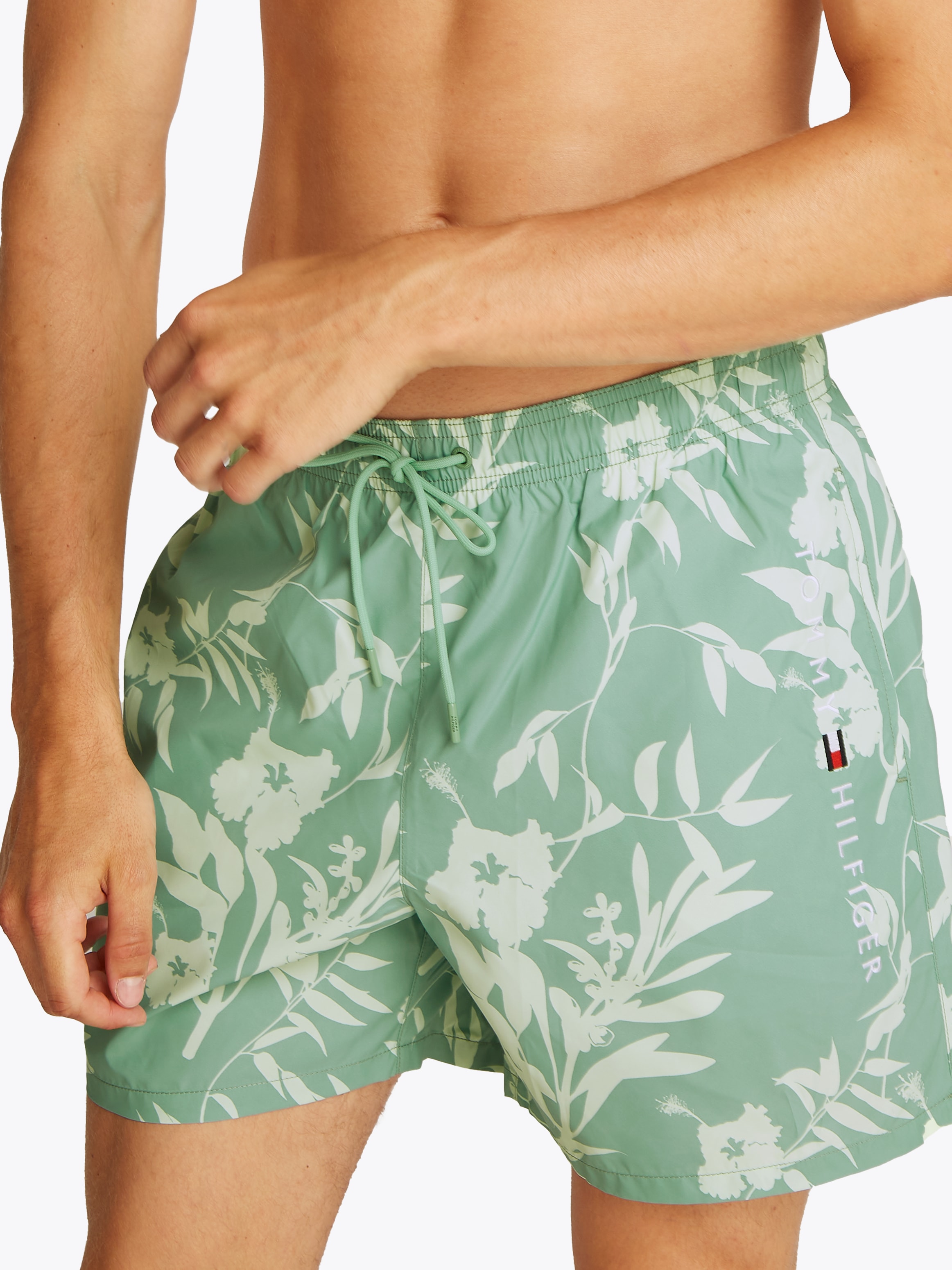 Tommy Hilfiger Swimwear Badeshorts »MEDIUM DRAWSTRING PRINT«, mit tropischem Muster, mit Logostickerei