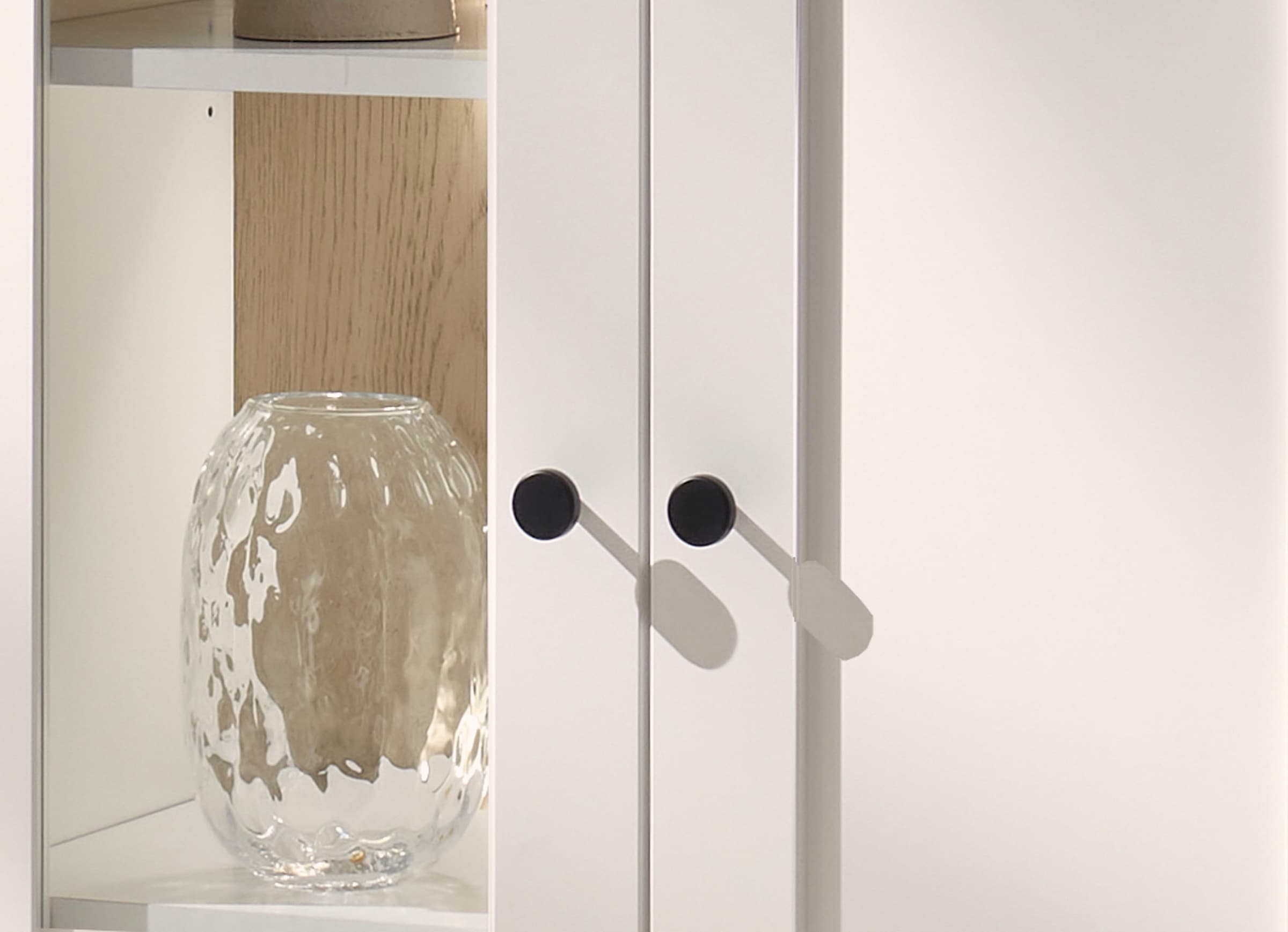 OTTO home Vitrine »Brest, Standvitrine im Landhausstil, Glasvitrine, Vitrinenschrank« schwarze Metallgriffe, ausreichend Stauraum, Glastür, 123 cm hoch