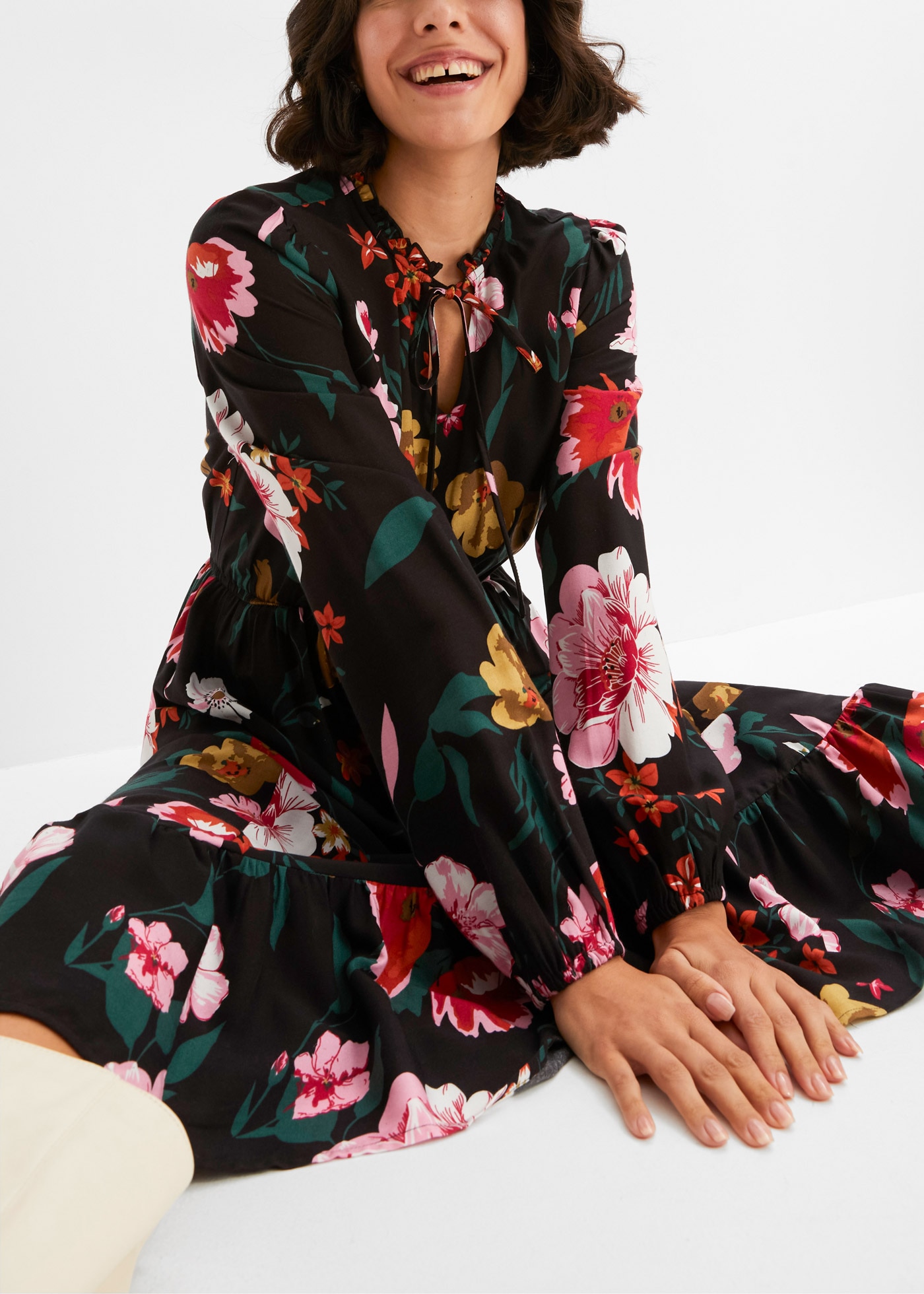 bonprix Midikleid »Midikleid aus fließender Viskose« Midikleid aus fließender Viskose