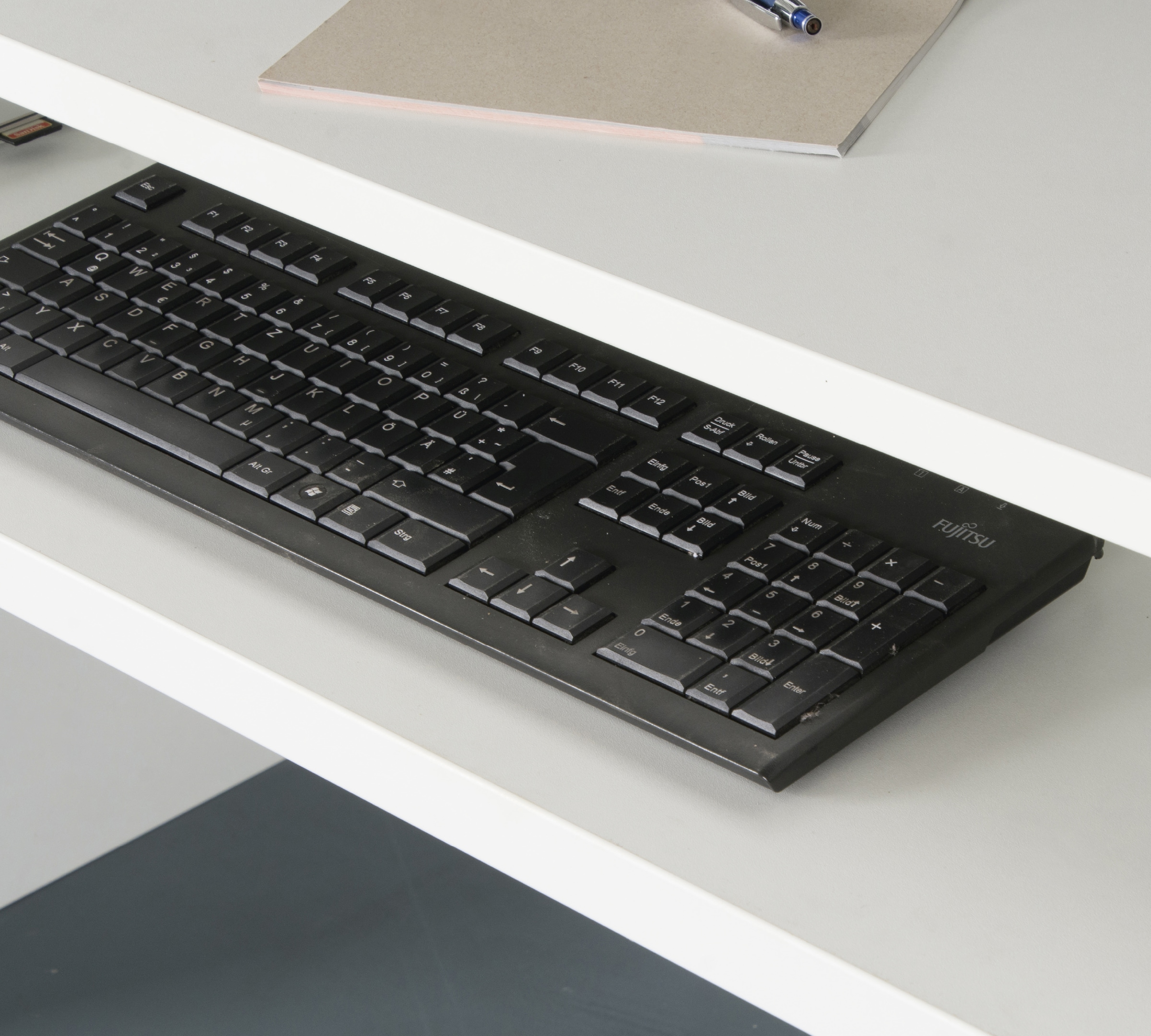 VOGL Möbelfabrik Schreibtisch »Barrie mit 2-farbigem Tastaturauszug«, in 2 Breiten, 2,5 cm Tischplattenstärke, Made in Germany
