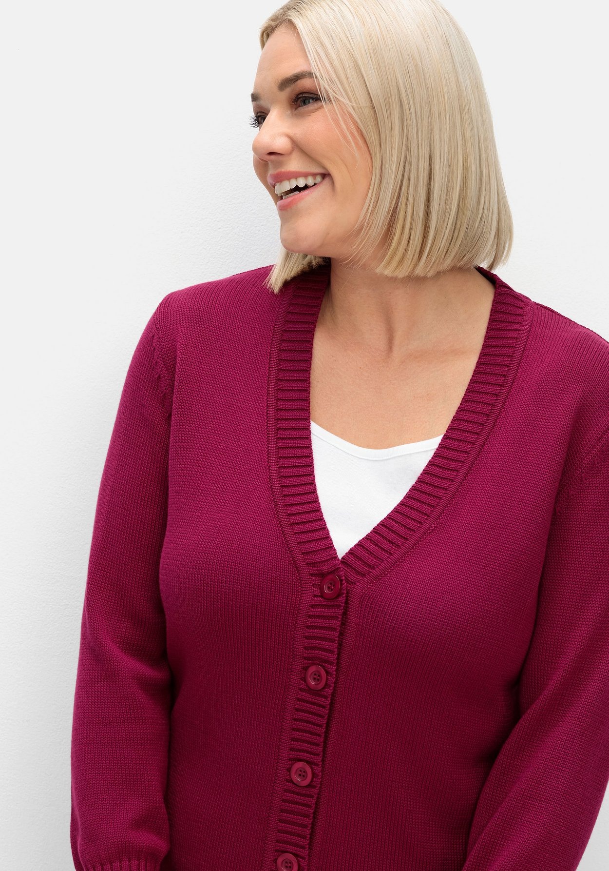 Sheego Strickjacke »Strickjacke mit V-Ausschnitt und Knöpfen, tailliert«, mit V-Ausschnitt und Knöpfen, tailliert