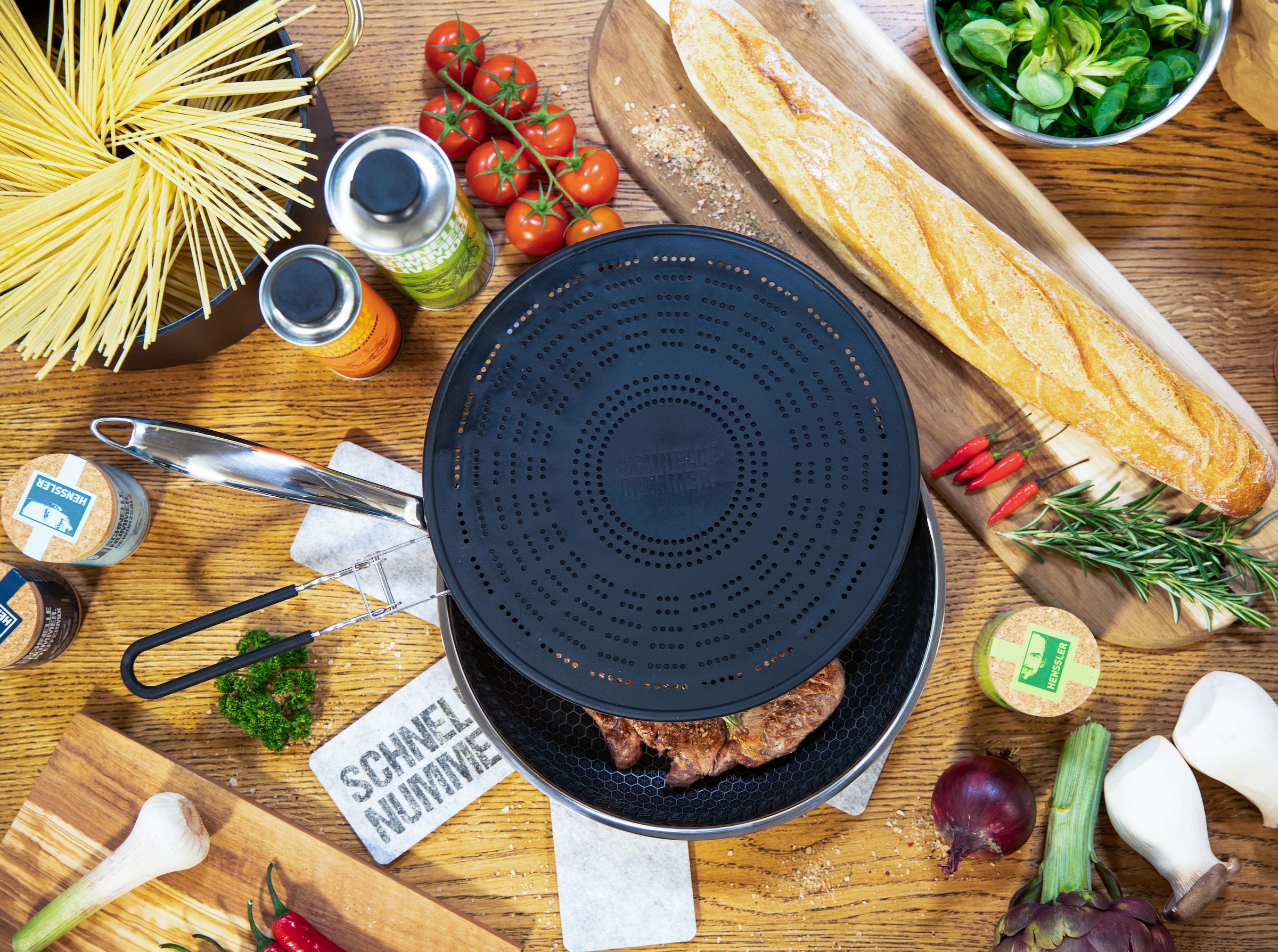 HENSSLERS Pfannen-Set »HENSSLERS Kochbox Deluxe« Edelstahl Set, Pfanne 24 + 28 cm, Mikrofaser-Schwamm-Set 6 tlg., 2x Pfannen-Schoner, 10 Stk. tlg. Exklusives Set für OTTO