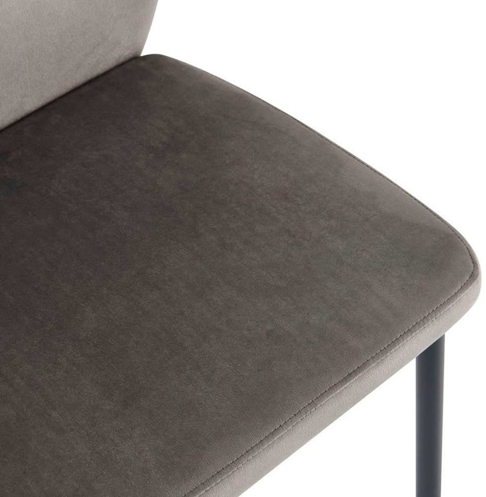 OTTO home Esszimmerstuhl »Nora, 4er-Set« (Set) 4 Stk.moderne Samtstühle mit Kontrastnähten und schwarzem Metallgestell