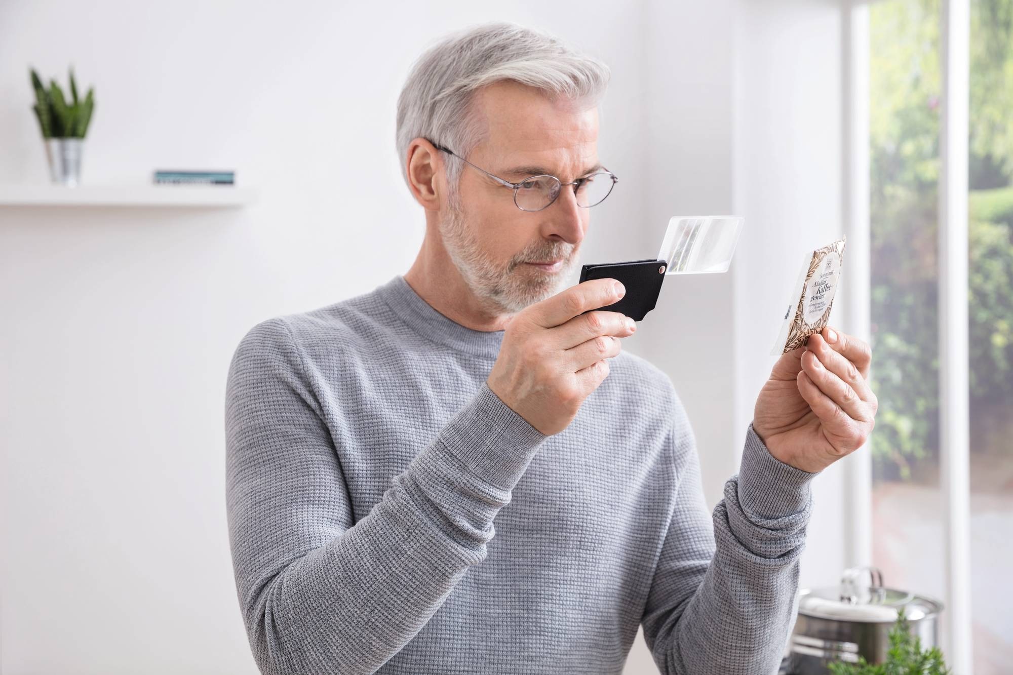 Eschenbach Optik Einschlaglupe »visoPOCKET, ideal für Senioren« Hochwertige Lupe im Taschenformat mit Lederetui