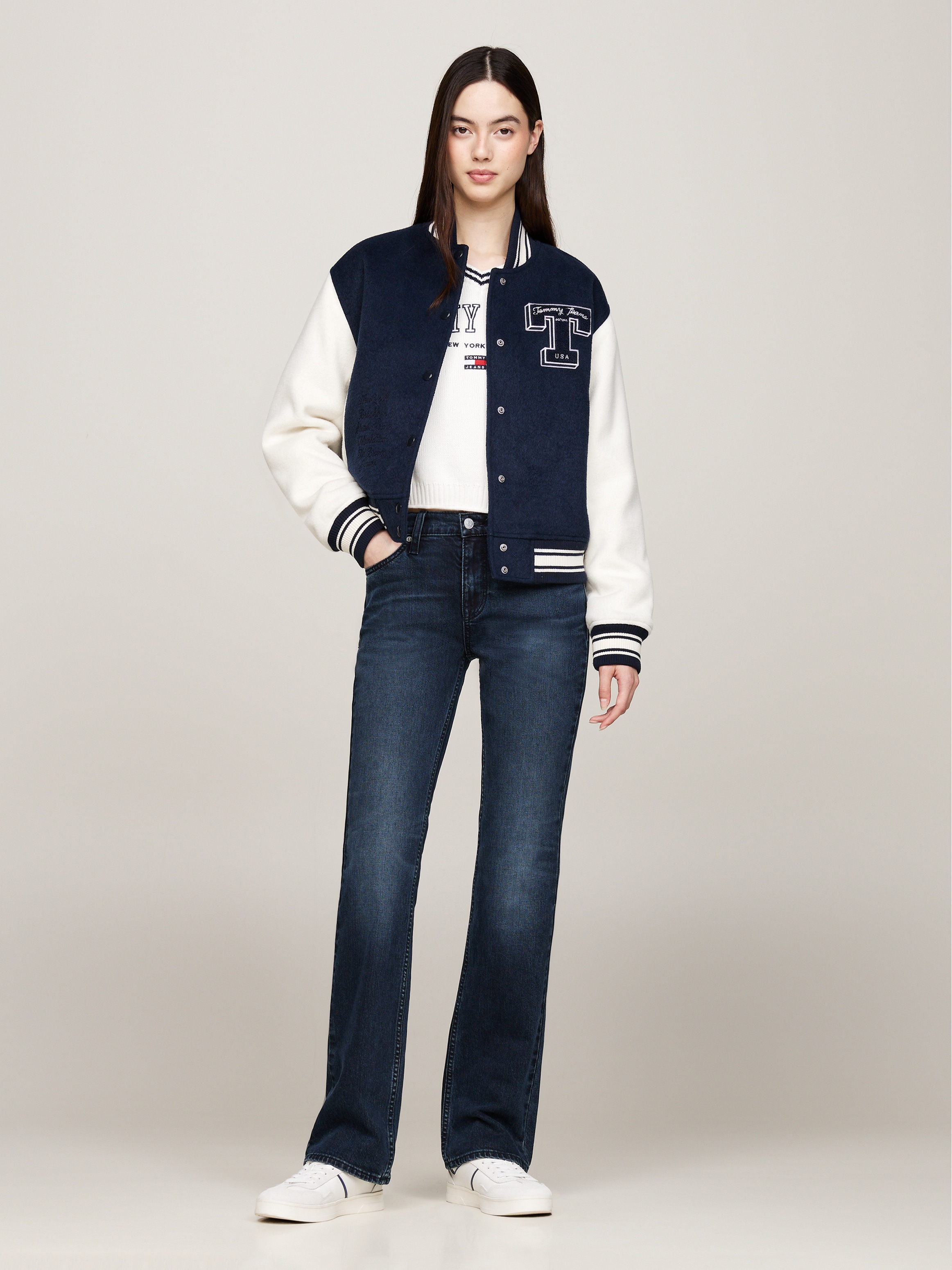 Tommy Jeans Bootcut-Jeans »MADDIE MD BC DH5161«, mit Logo-Badge und Stickereien