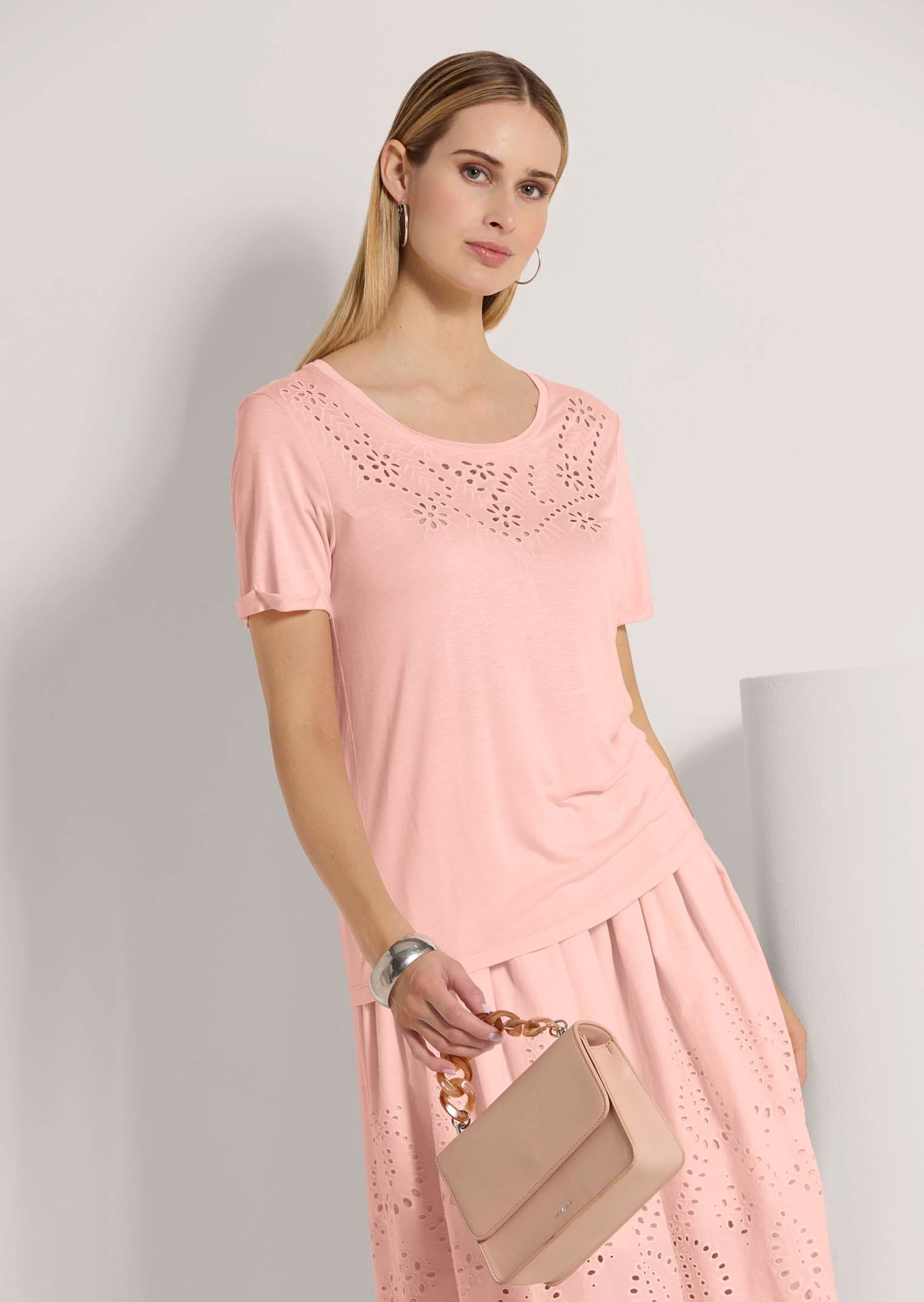 MADELEINE Kurzarmshirt »Shirt Halbarm-Shirt mit Lochstickerei«