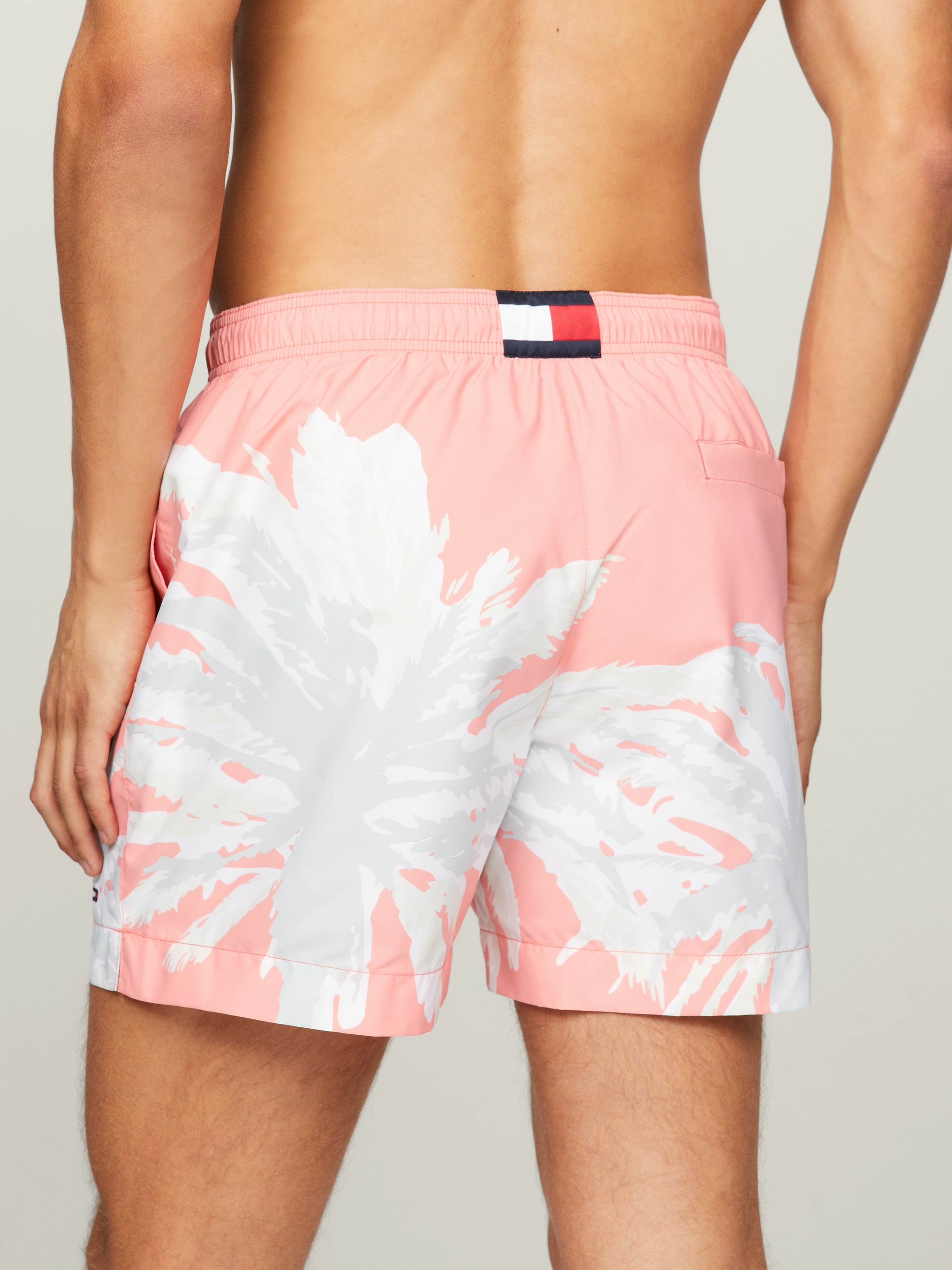 Tommy Hilfiger Swimwear Badeshorts »MEDIUM DRAWSTRING PLACED«, mit Palmenprint