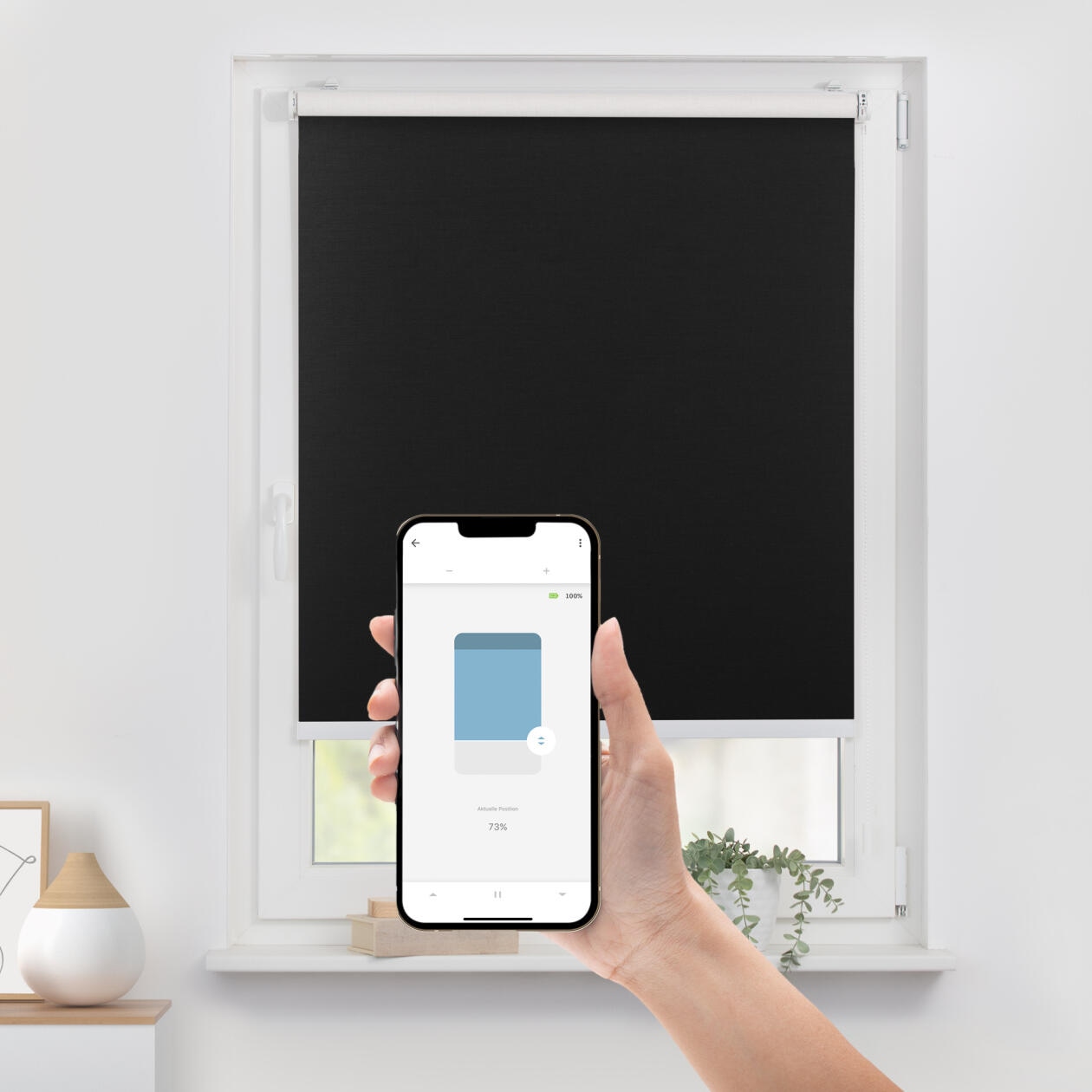 LICHTBLICK ORIGINAL Rollo »Klemmfix, ohne Bohren«, verdunkelnd, Blendschutz-Sichtschutz-Verdunkelung, mit Bohren/ohne Bohren, freihängend, Steuerbar mit Bluetooth-App, integrierter Elektromotor und Akku