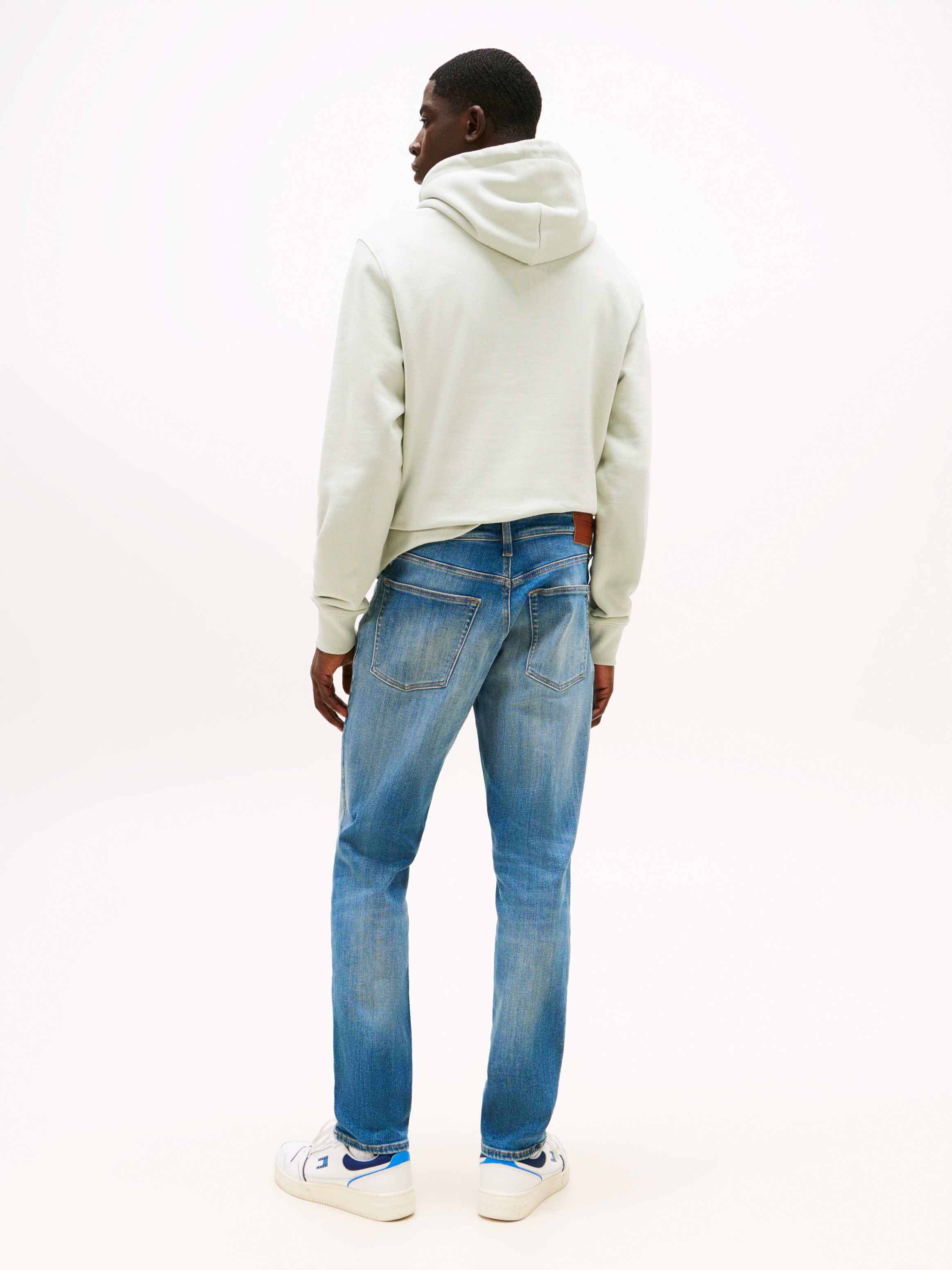 Tommy Jeans Gerade Jeans »SCANTON SLIM BI0234«, Mit Markenlabel aus Leder hinten