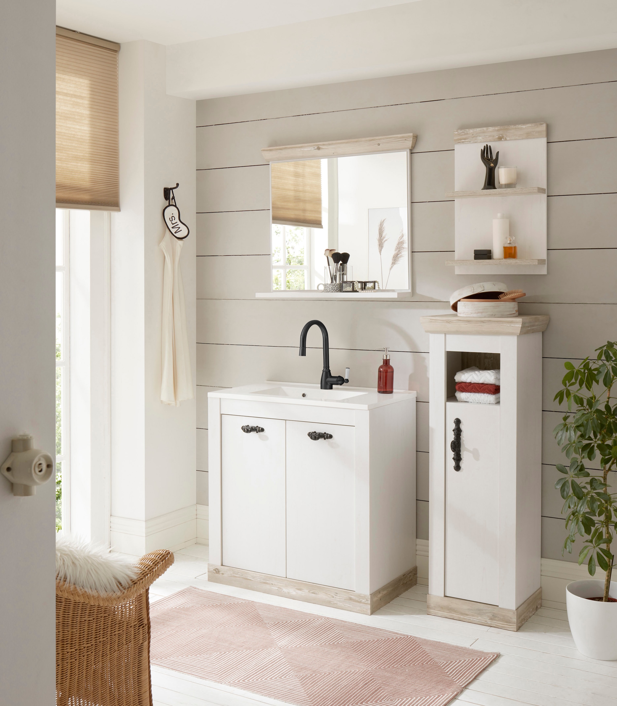Home affaire Badmöbel-Set »Florenz, Bad im Landhausstil, 4-teiliges Badezimmer«, (4 St.), Waschtisch, Schrank, Wandregal und Spiegel, in Pinie Weiß, Stauraum