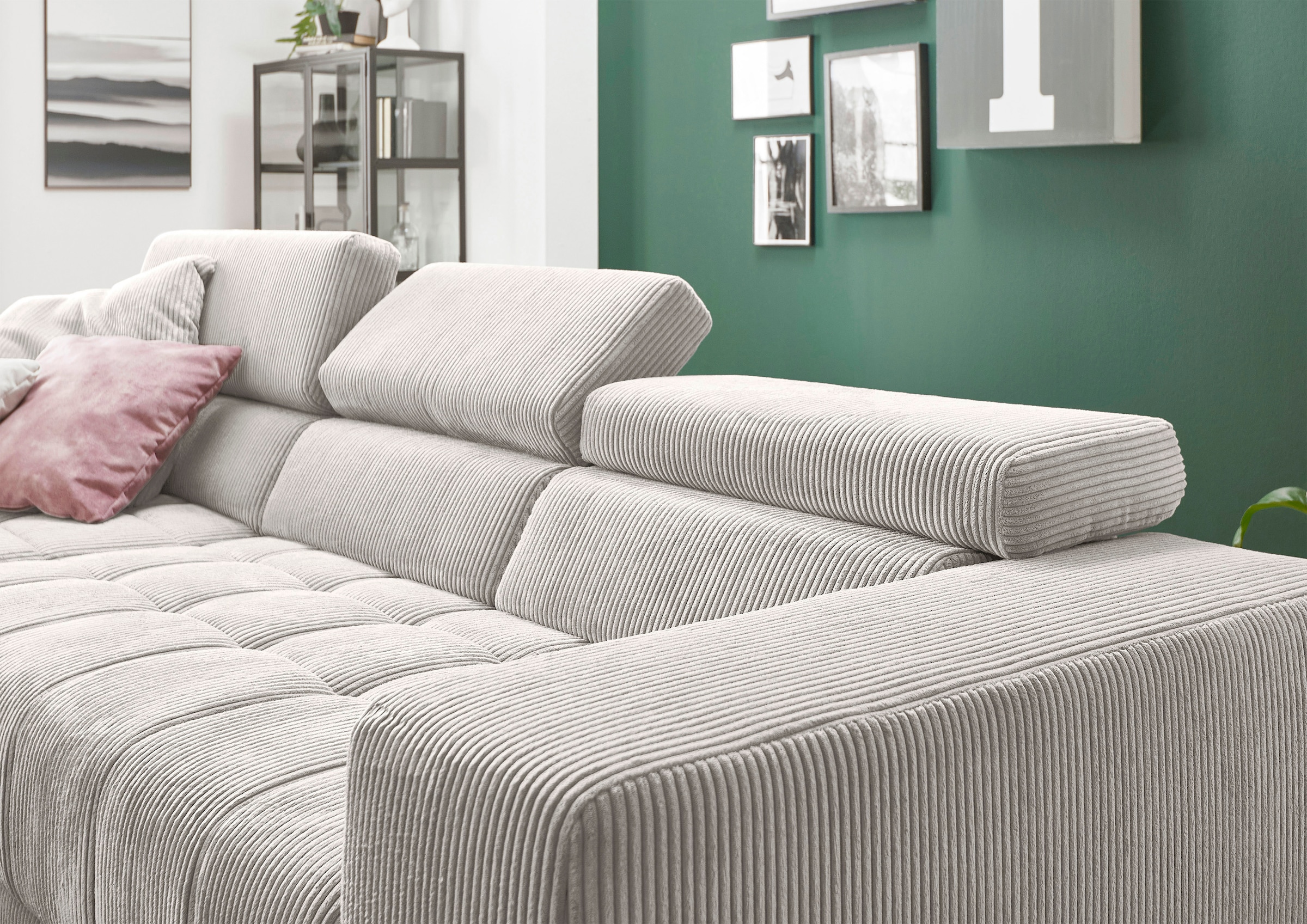 Die PlanBar Ecksofa »MP-IN15053 L-Form schmaler Schenkel« mit Kopfteilverstellung, wahlweise mit manueller Vorziehbank