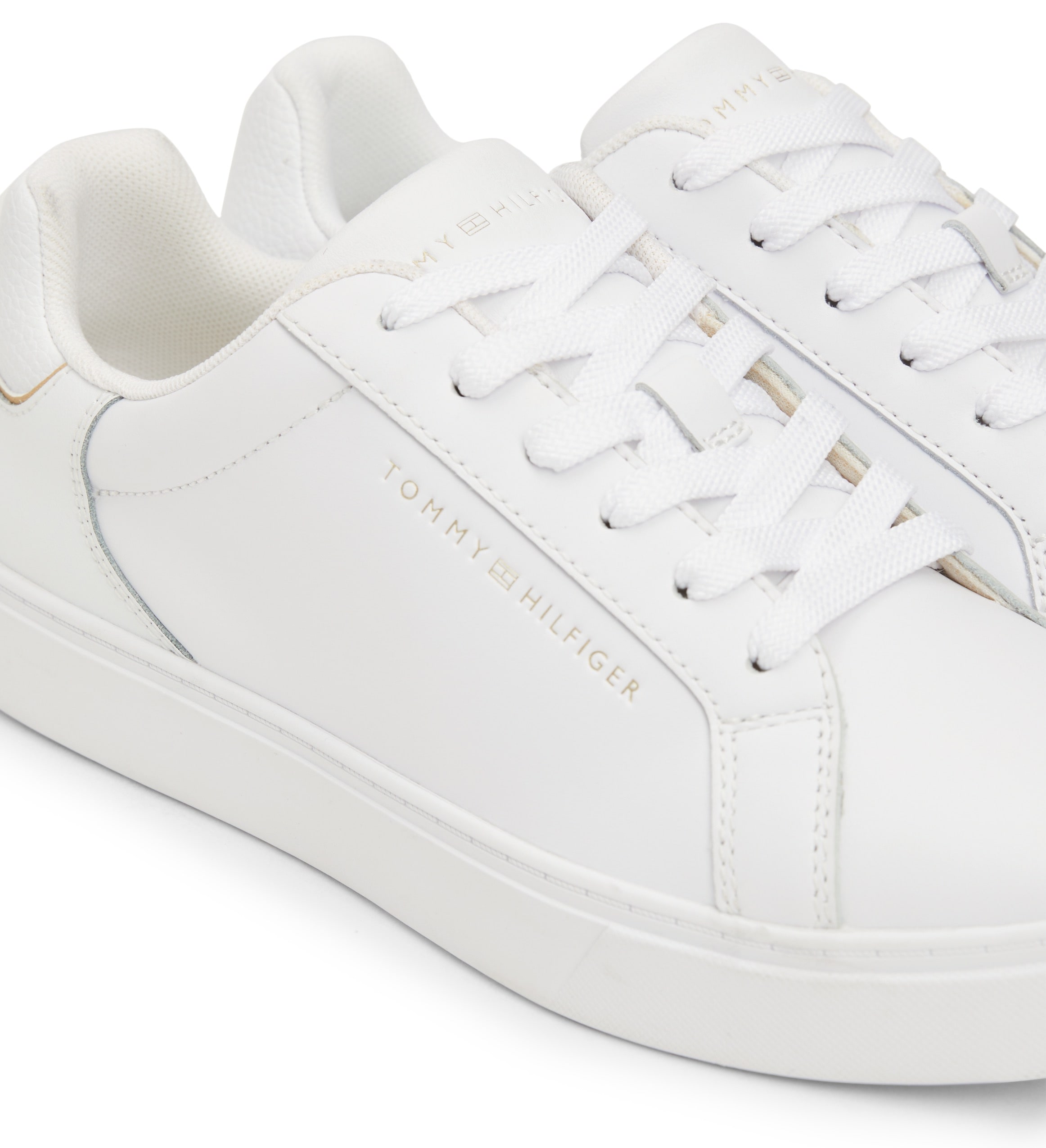 Tommy Hilfiger Plateausneaker »ESSENTIAL COURT SNEAKER«, Freizeitschuh, Halbschuh, Schnürschuh mit Logoprägung