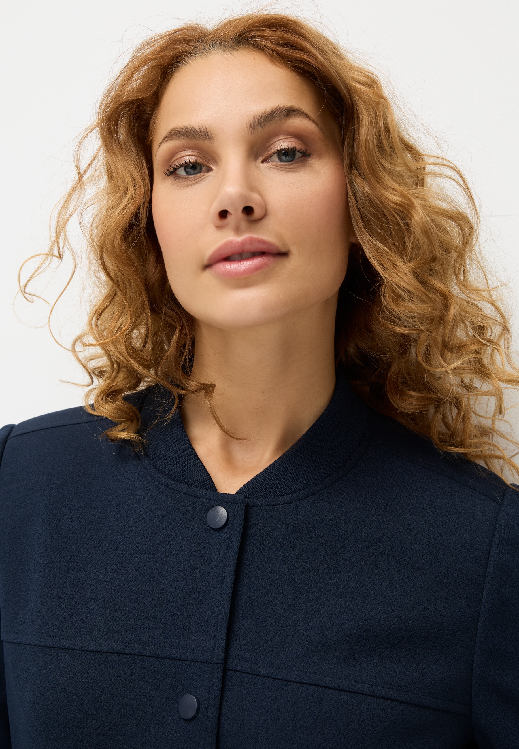 LASCANA Bomberjacke »mit Druckknöpfen und Rippstrickbündchen« leichte Kurzjacke, lässige Übergangsjacke, sportlich-chic