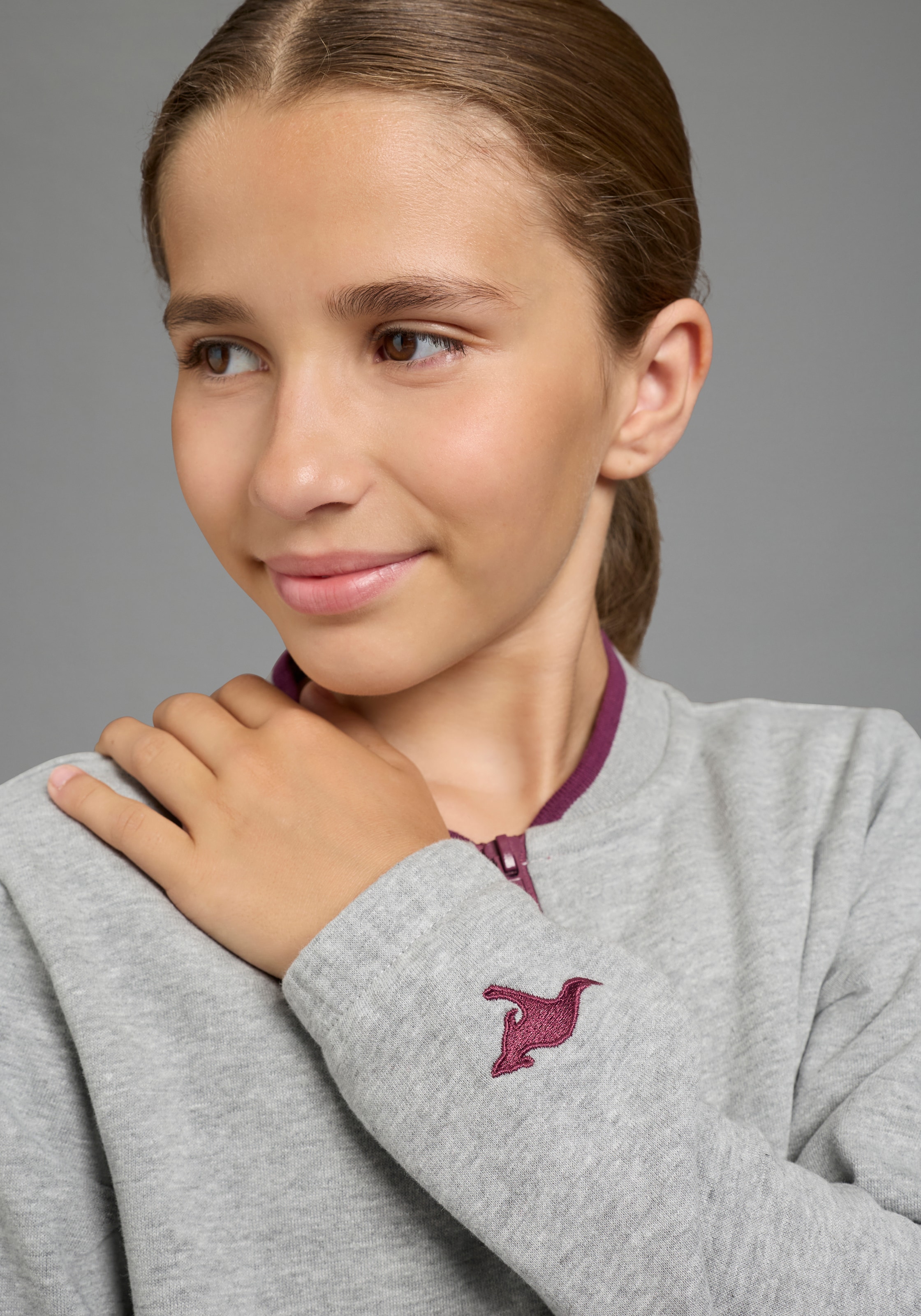 KangaROOS Sweatjacke »Modische Sweatjacke mit Ringelbündchen« mit Rippkragen, aus Baumwolle und Viskose, mit Logostickerei