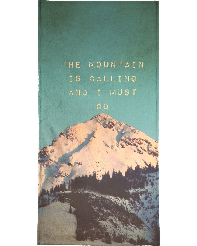 Juniqe Handtuch »Mountain Is Calling«, (1 St.), Weiche Frottee-Veloursqualität